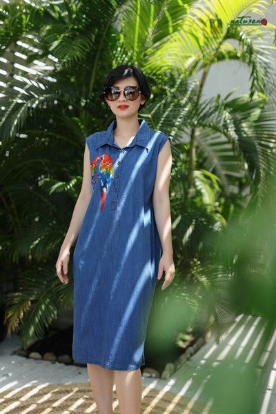 Đầm denim thêu thủ công đôi Vẹt Scarlet