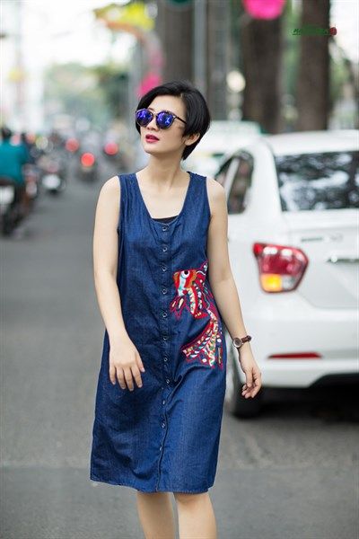 Đầm denim thêu tay Cá Bay