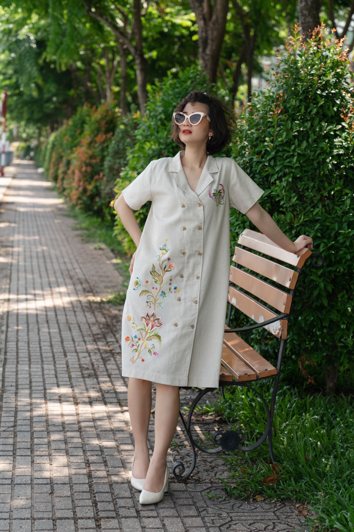 Đầm Beige thêu tay Noel Jacobean vest Safari