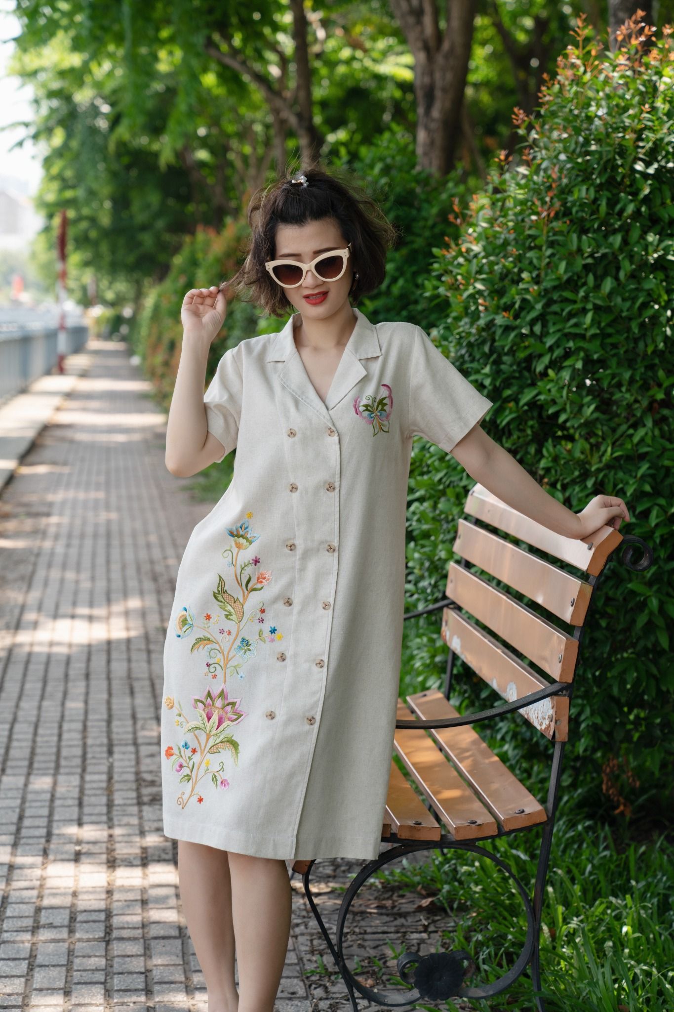 Đầm Beige thêu tay Noel Jacobean vest Safari