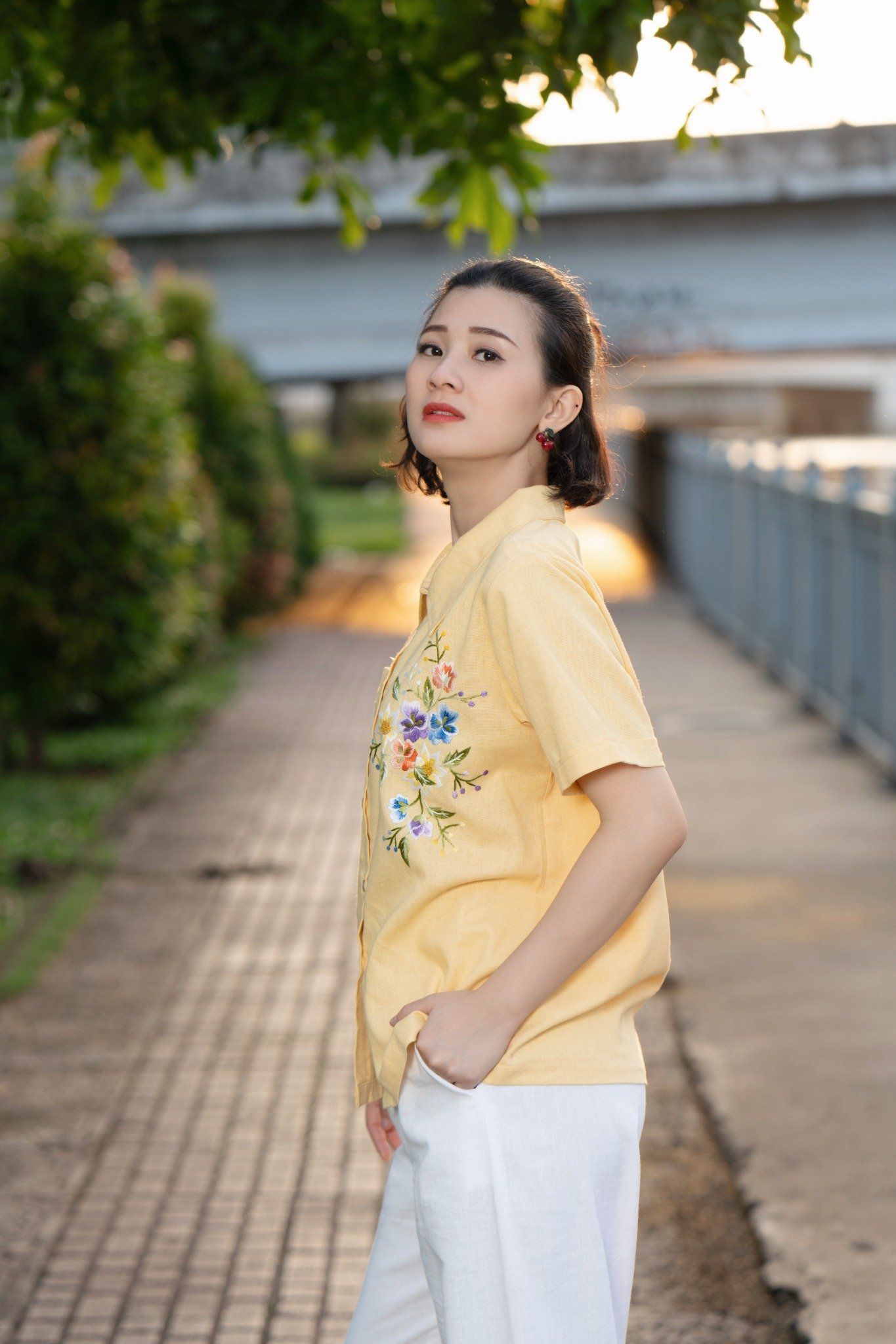 Áo cổ én Vàng mơ thêu tay Thanh Xuân