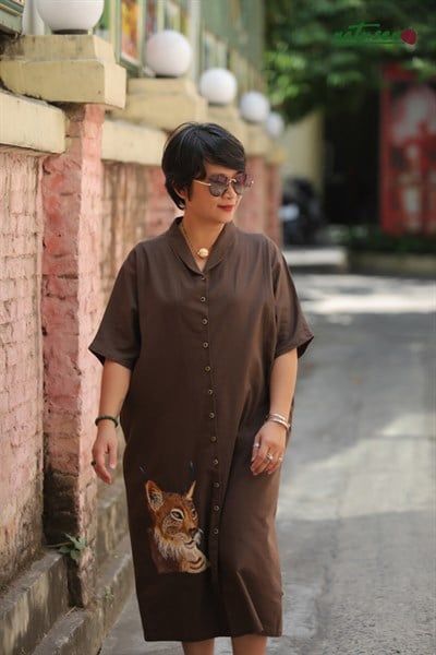 Đầm oversize SAM nâu thêu LYNX