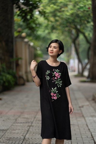 Đầm đen linen thêu tay Tầm xuân