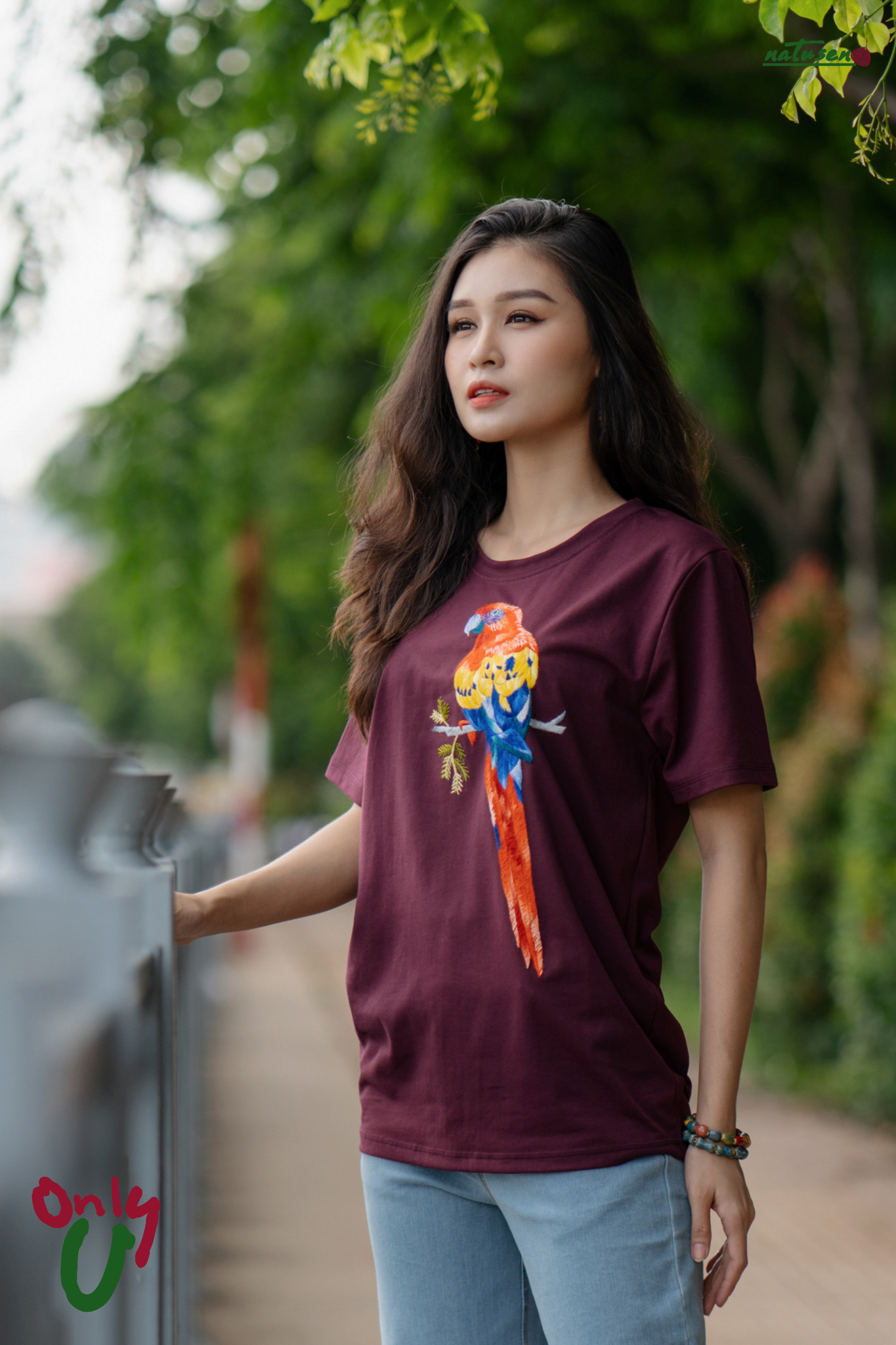 Áo Tshirt cổ tròn Purple Wine thêu tay Vẹt Scarlet
