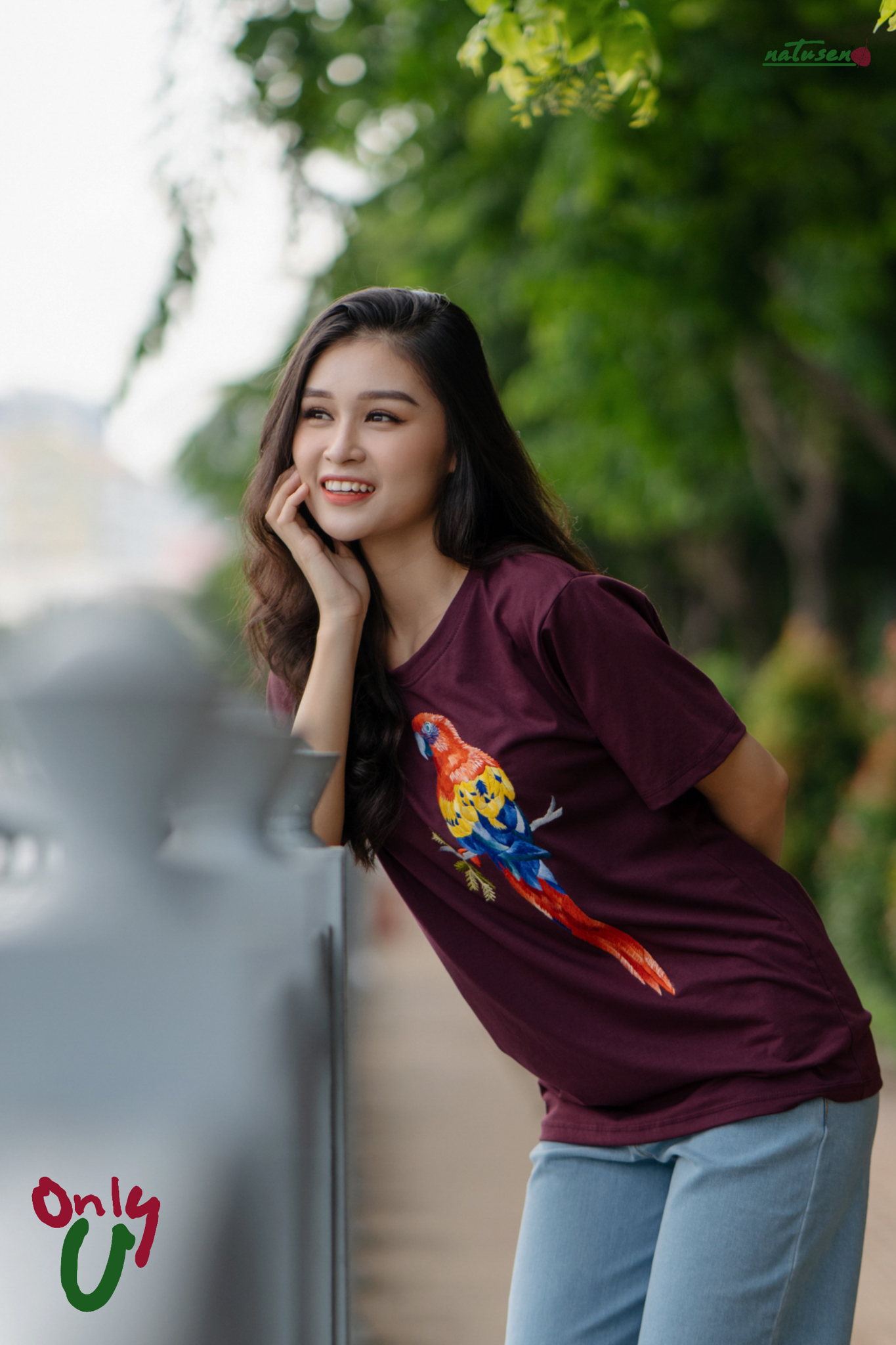 Áo Tshirt cổ tròn Purple Wine thêu tay Vẹt Scarlet