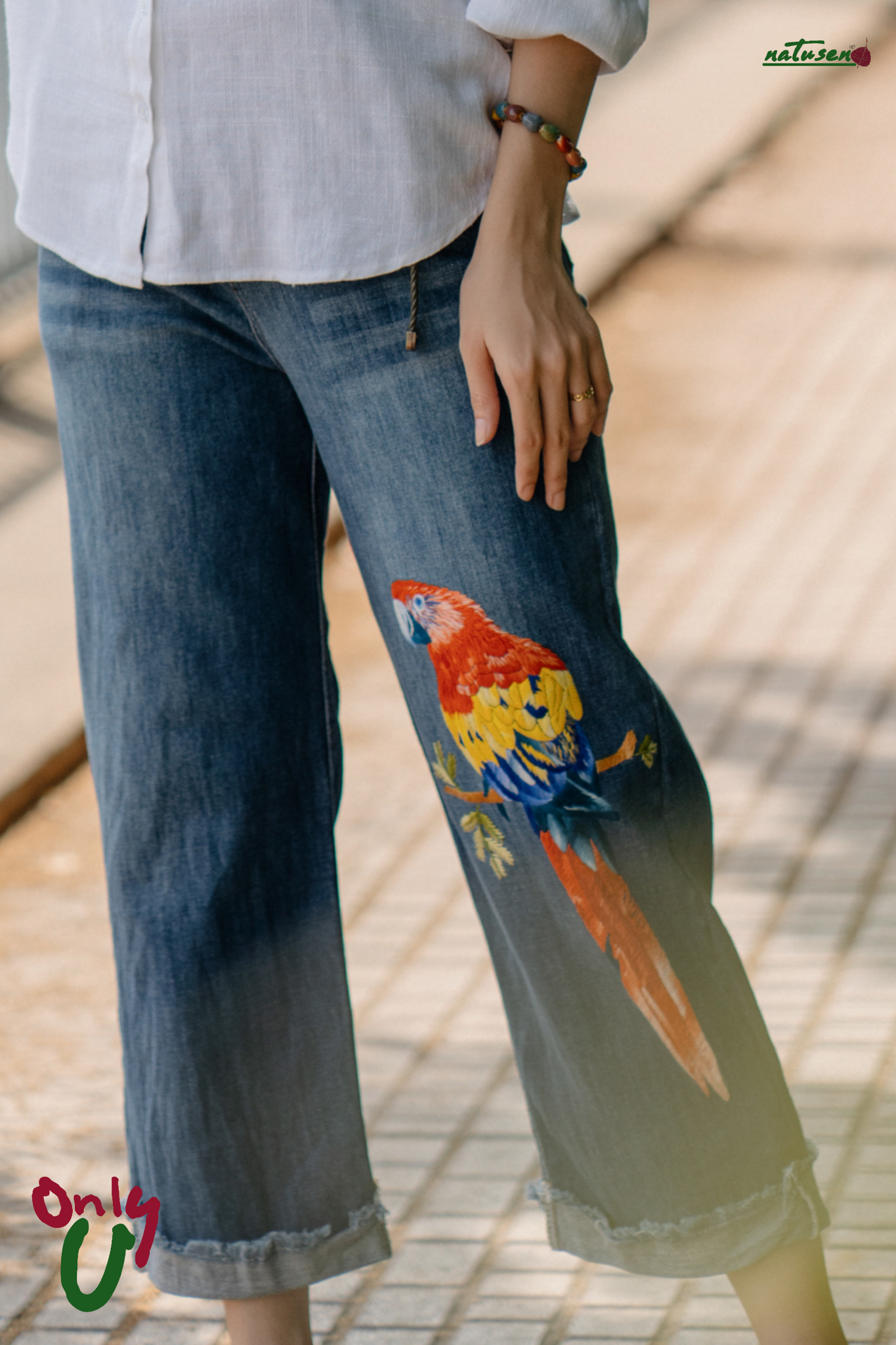 Quần jeans lửng lai tua thêu Vẹt Scarlet