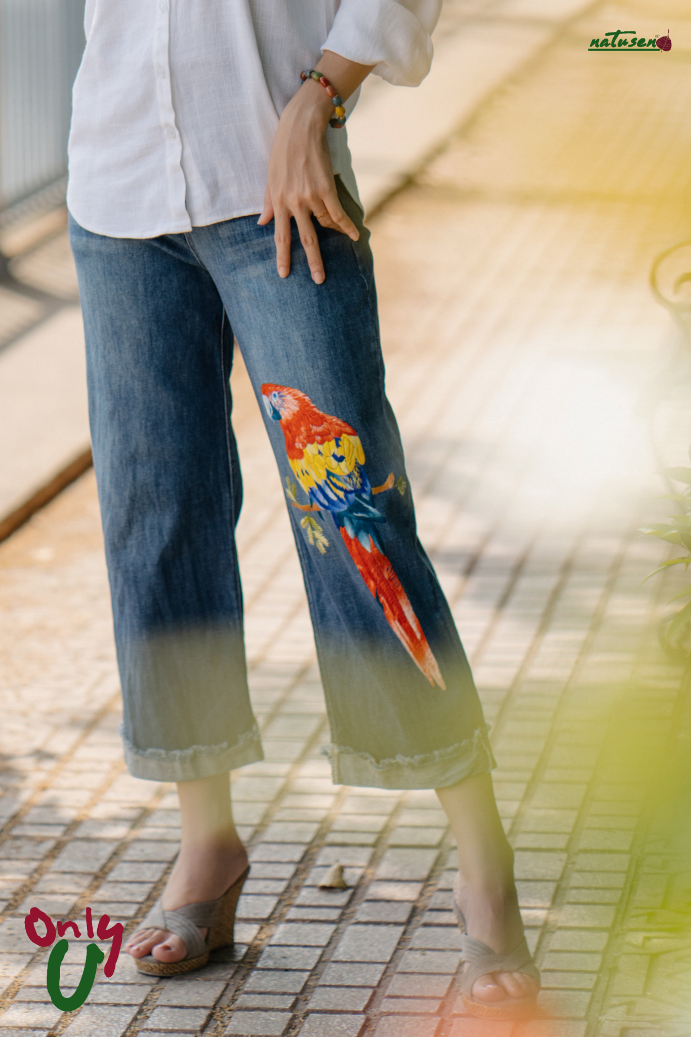 Quần jeans lửng lai tua thêu Vẹt Scarlet