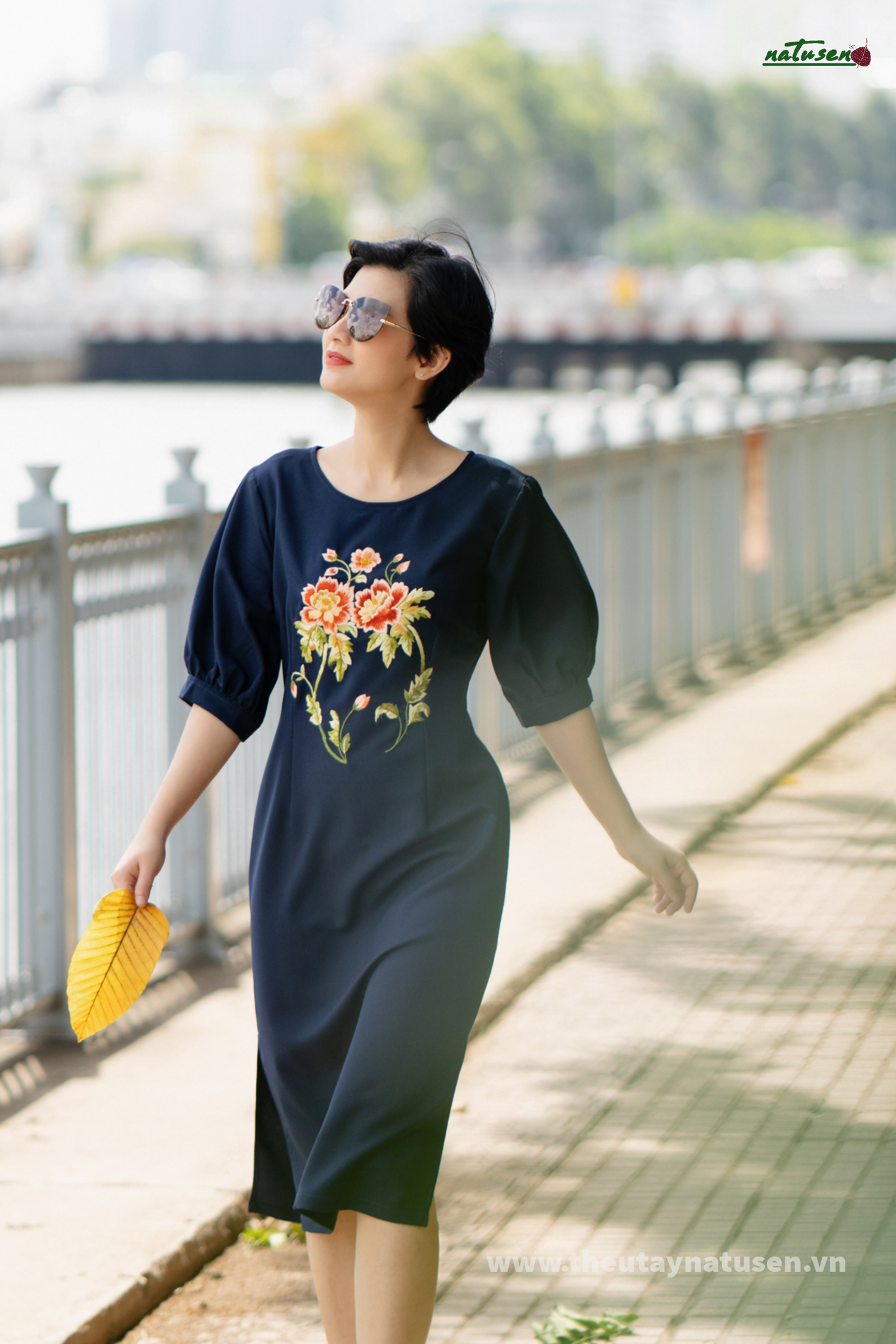 Đầm thêu tay Mẫu Đơn Tết xanh dương tay phùng