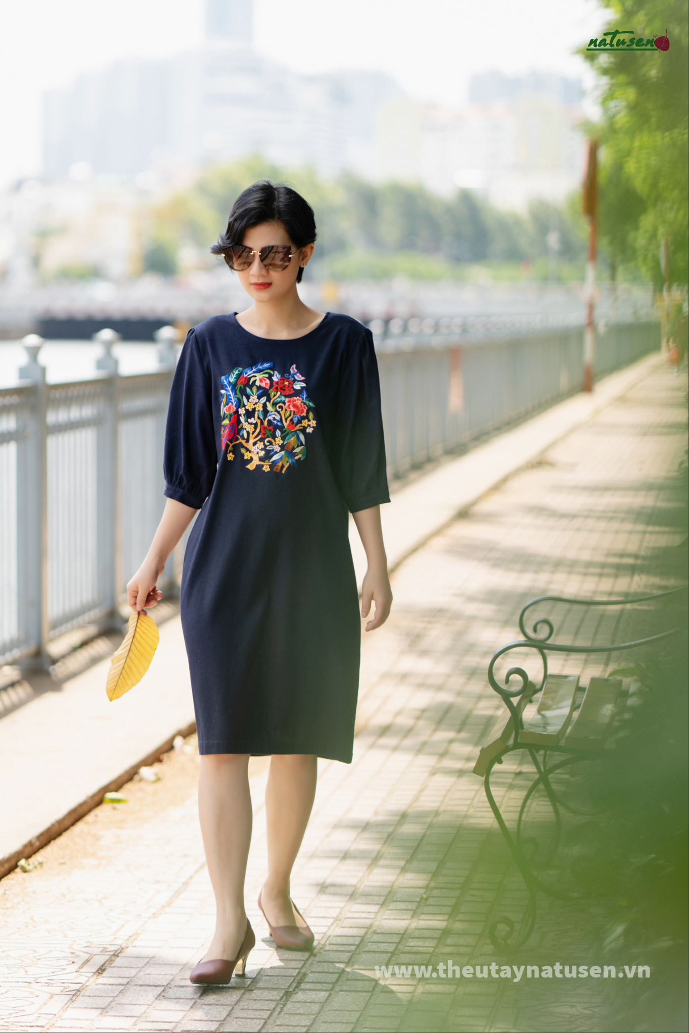 Đầm Tết Hoà Hợp thêu tay thủ công xanh dương