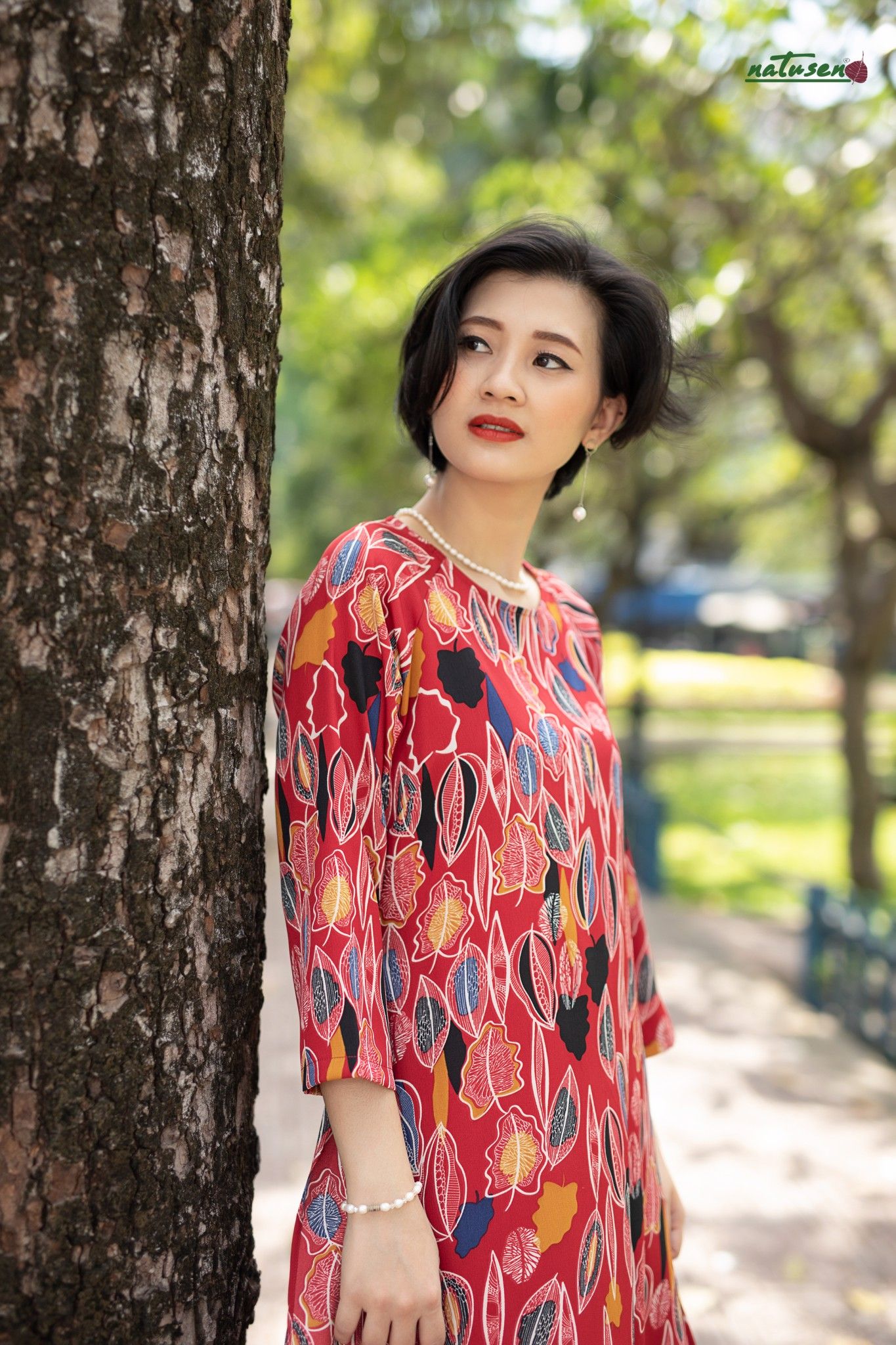 Áo dài suông retro in hoa đỏ lá