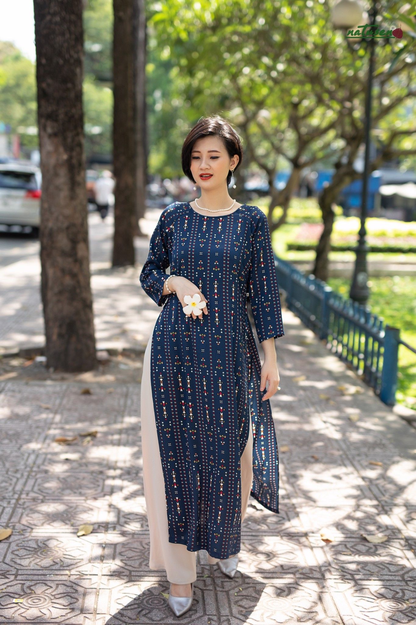 Áo dài suông lụa in nền xanh sọc lập thể