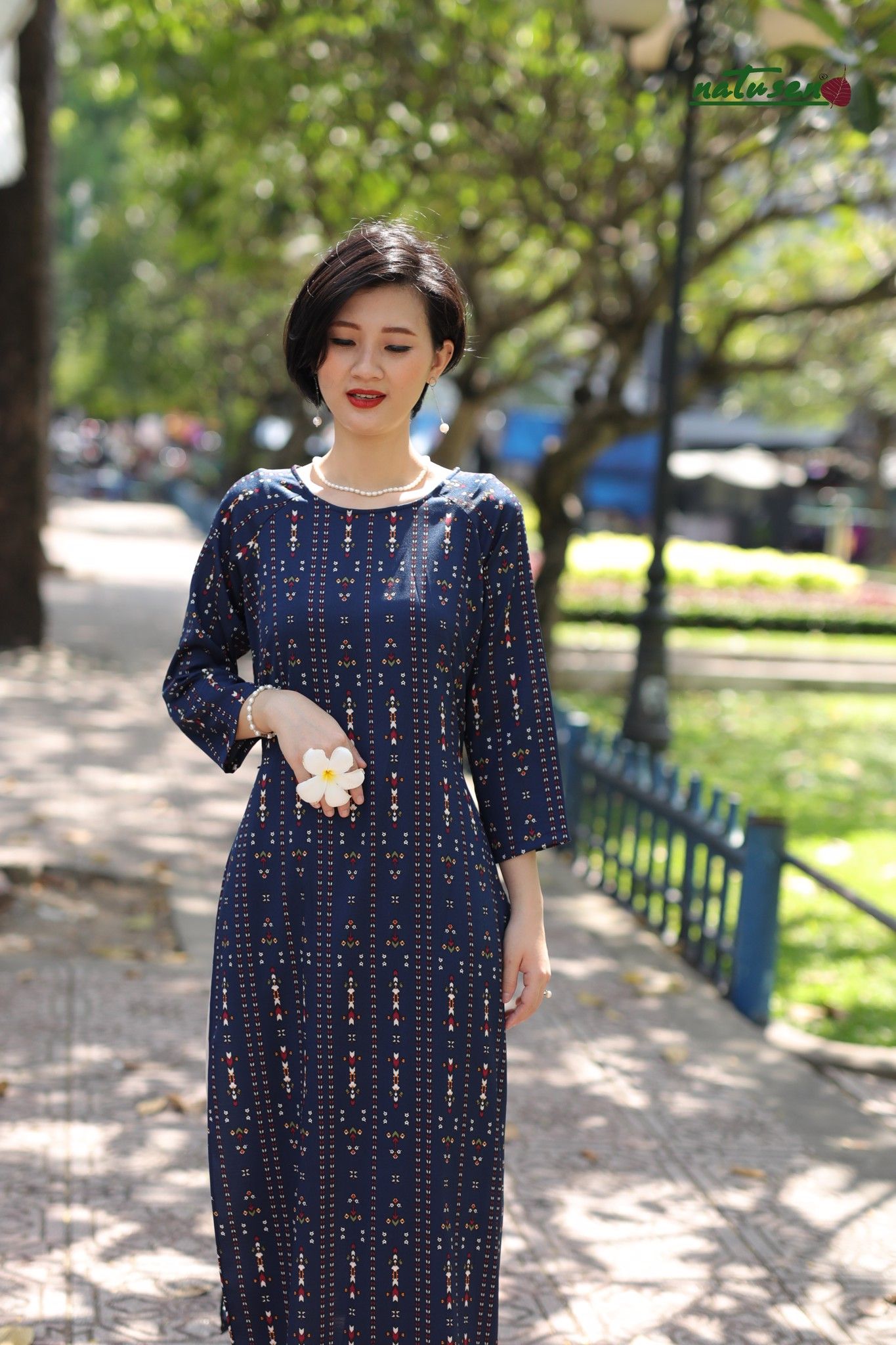 Áo dài suông lụa in nền xanh sọc lập thể