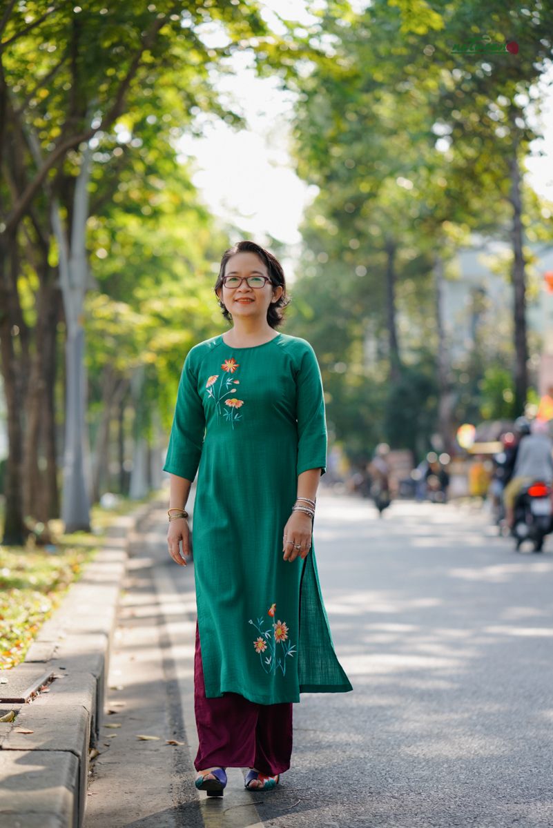 Áo dài xanh ve thêu tay Hoa