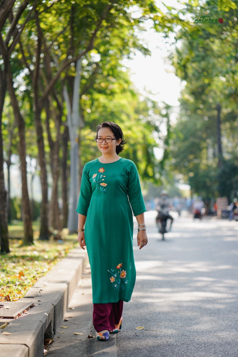 Áo dài xanh ve thêu tay Hoa