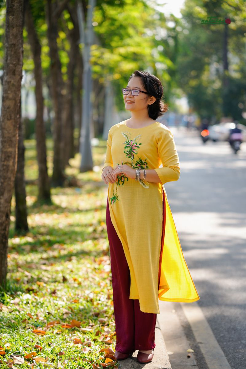 Áo dài cổ thuyền Bà Nhu Cúc Quỳnh Vàng tơ
