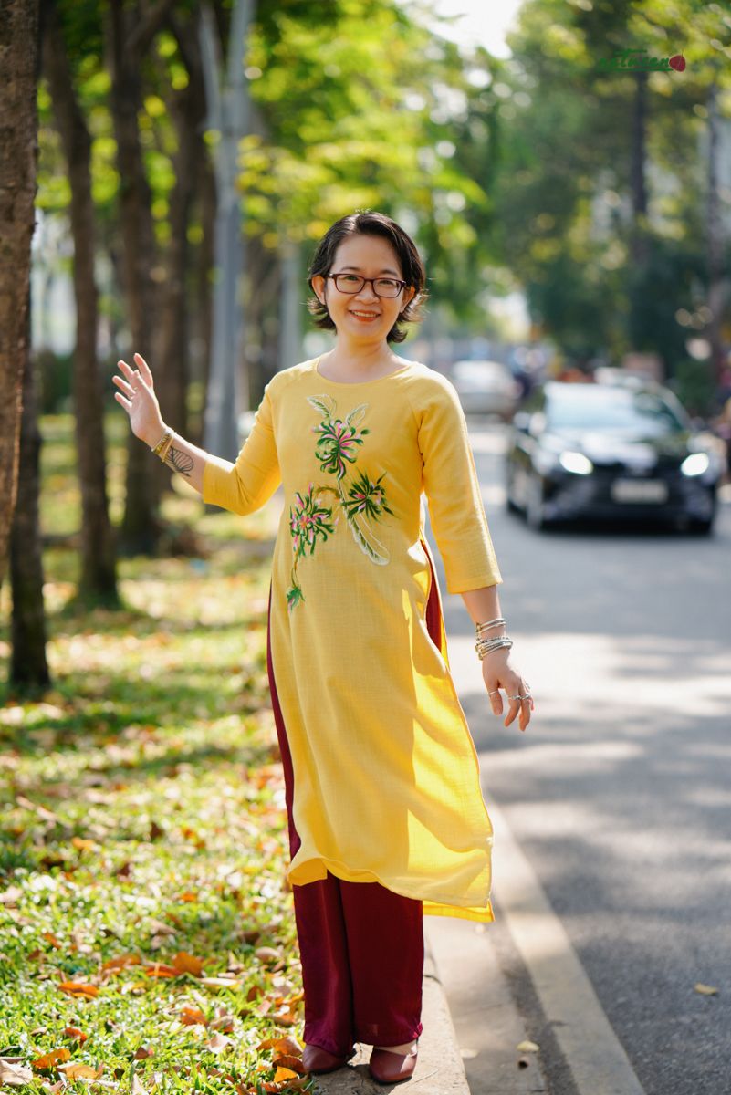 Áo dài cổ thuyền Bà Nhu Cúc Quỳnh Vàng tơ
