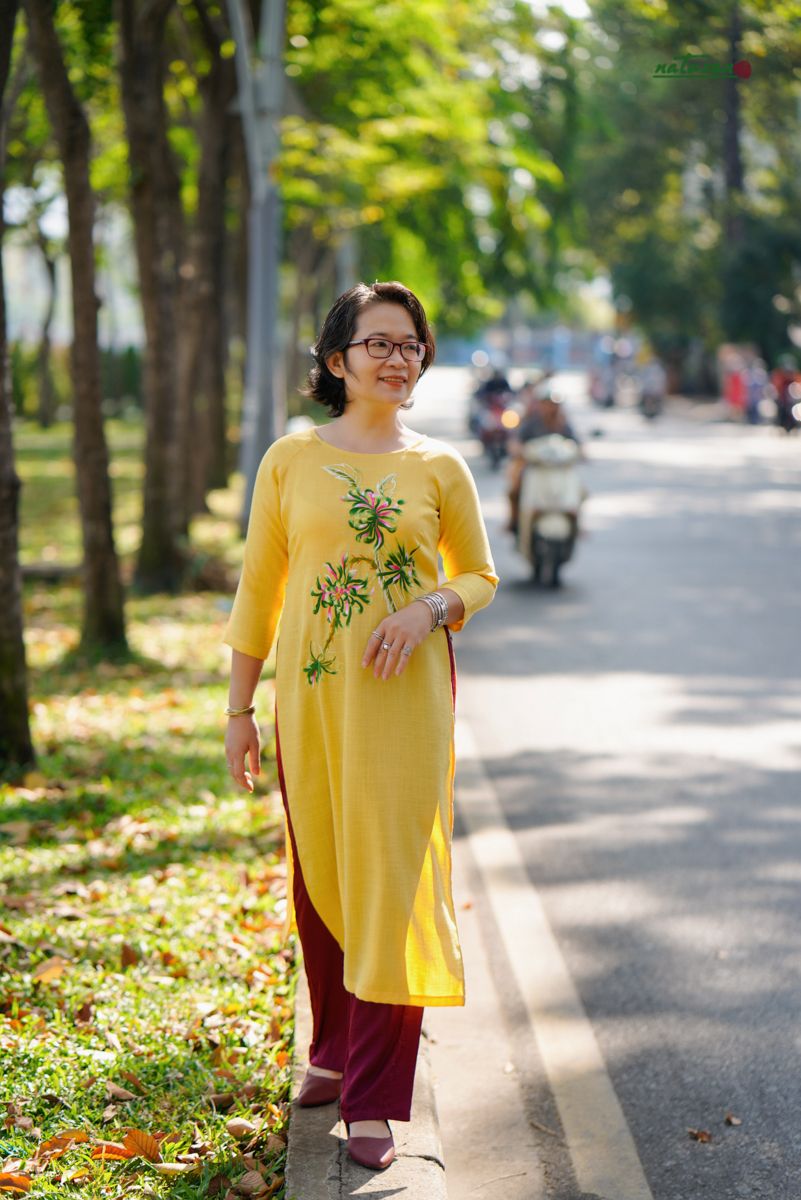 Áo dài cổ thuyền Bà Nhu Cúc Quỳnh Vàng tơ