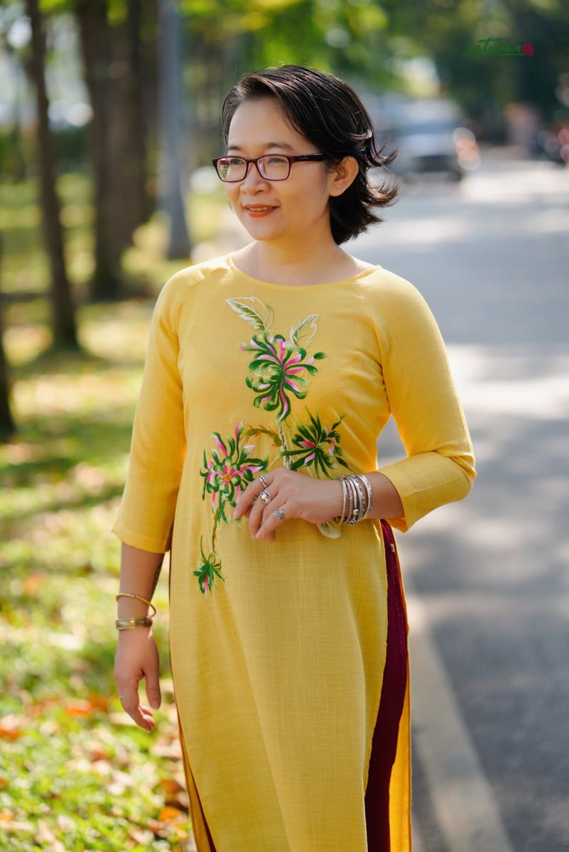 Áo dài cổ thuyền Bà Nhu Cúc Quỳnh Vàng tơ