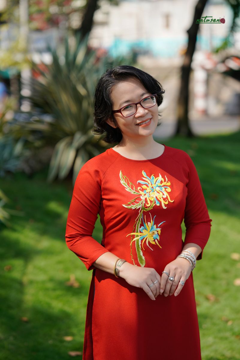 Áo dài cổ thuyền Cúc Quỳnh Đỏ Saigon Retro