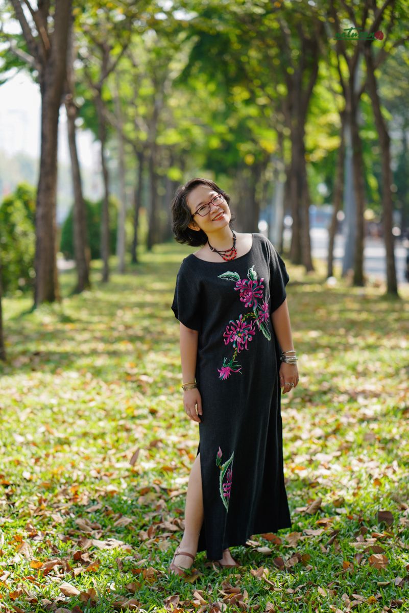 Đầm Mochi linen bamboo Xám Chì thêu tay Cúc Quỳnh