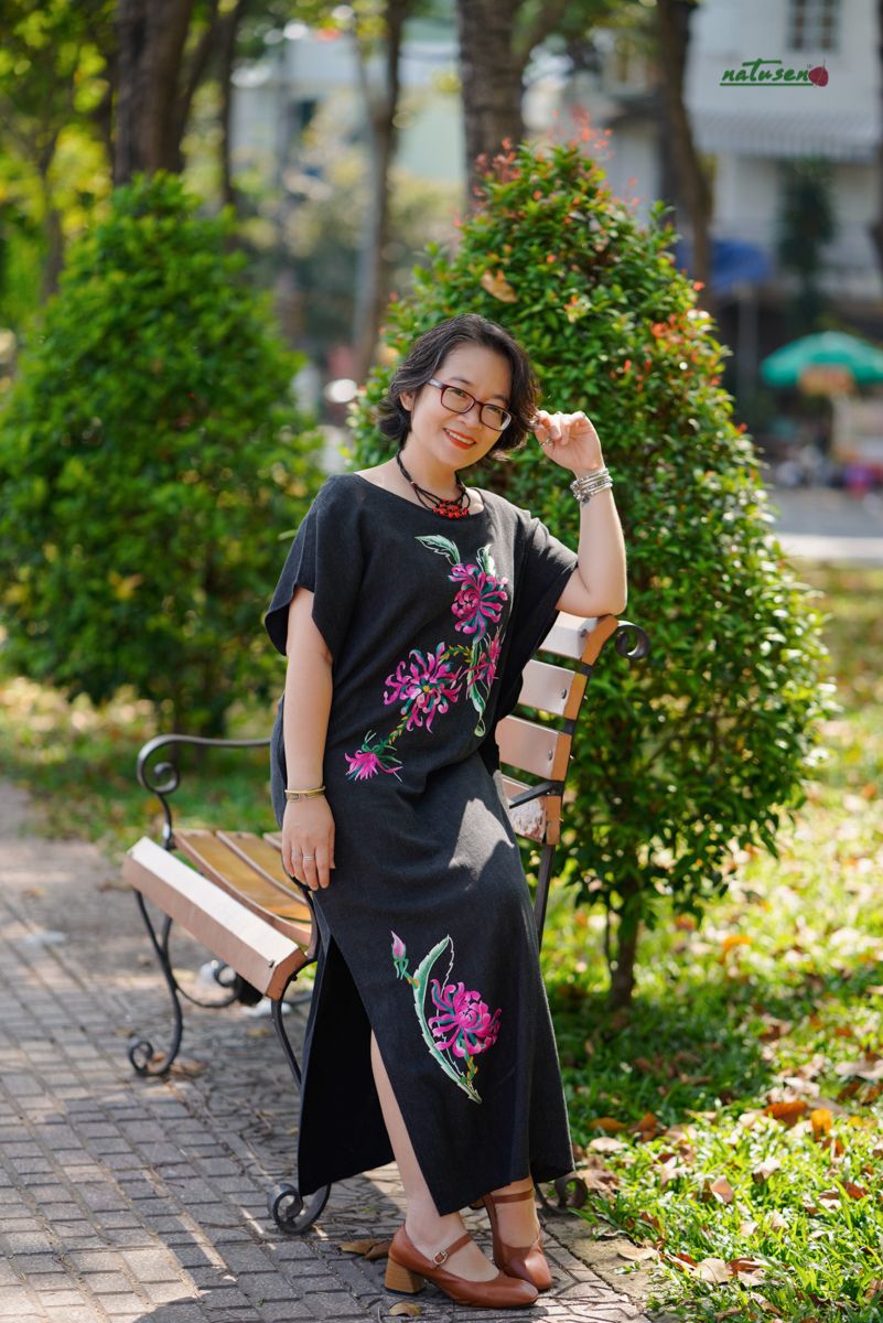 Đầm Mochi linen bamboo Xám Chì thêu tay Cúc Quỳnh