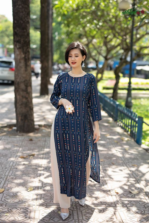  Áo dài Sài Gòn retro lụa in nền xanh sọc lập thể 