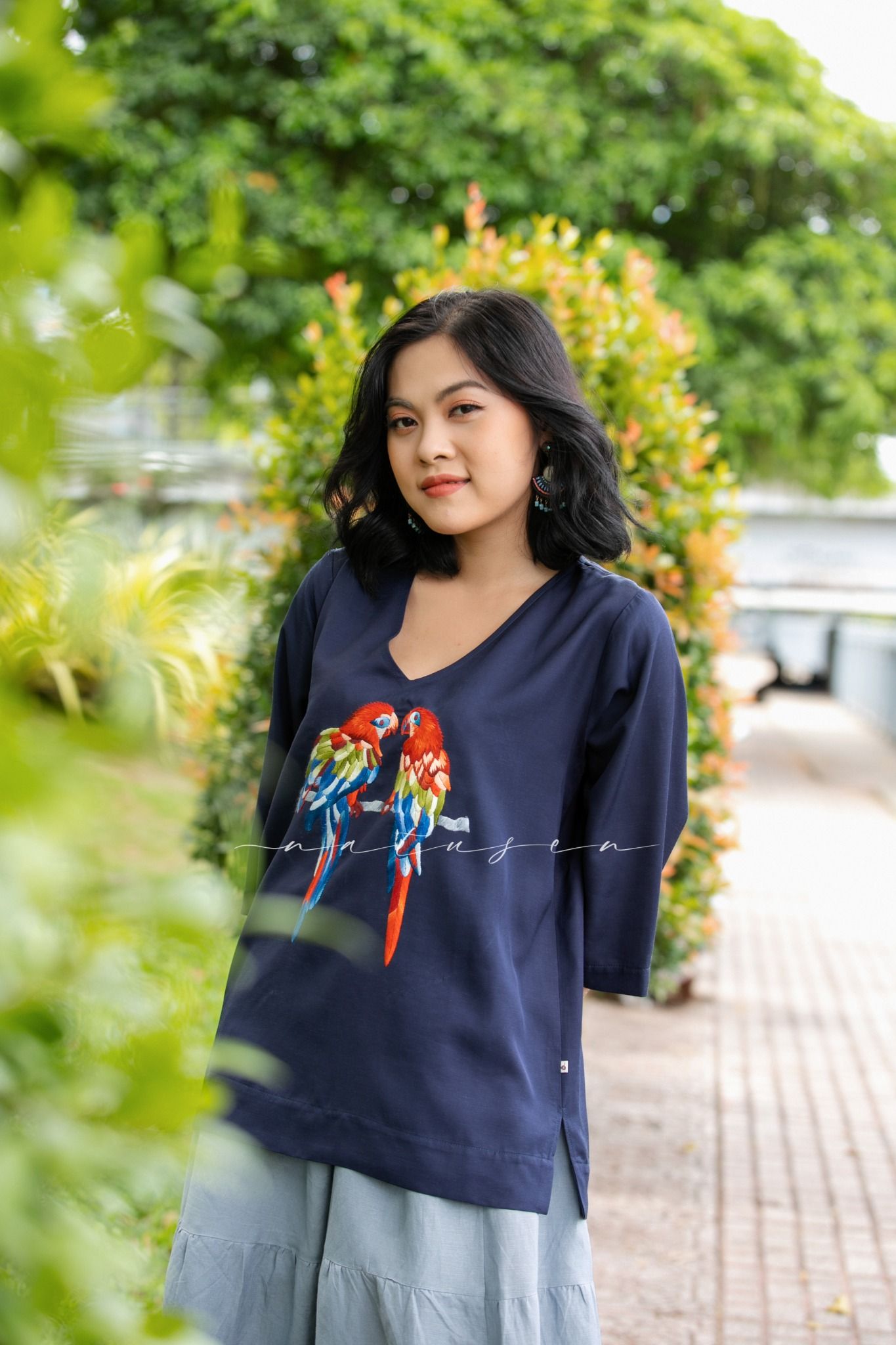Áo boho tim xanh đen thêu tay Đôi Vẹt