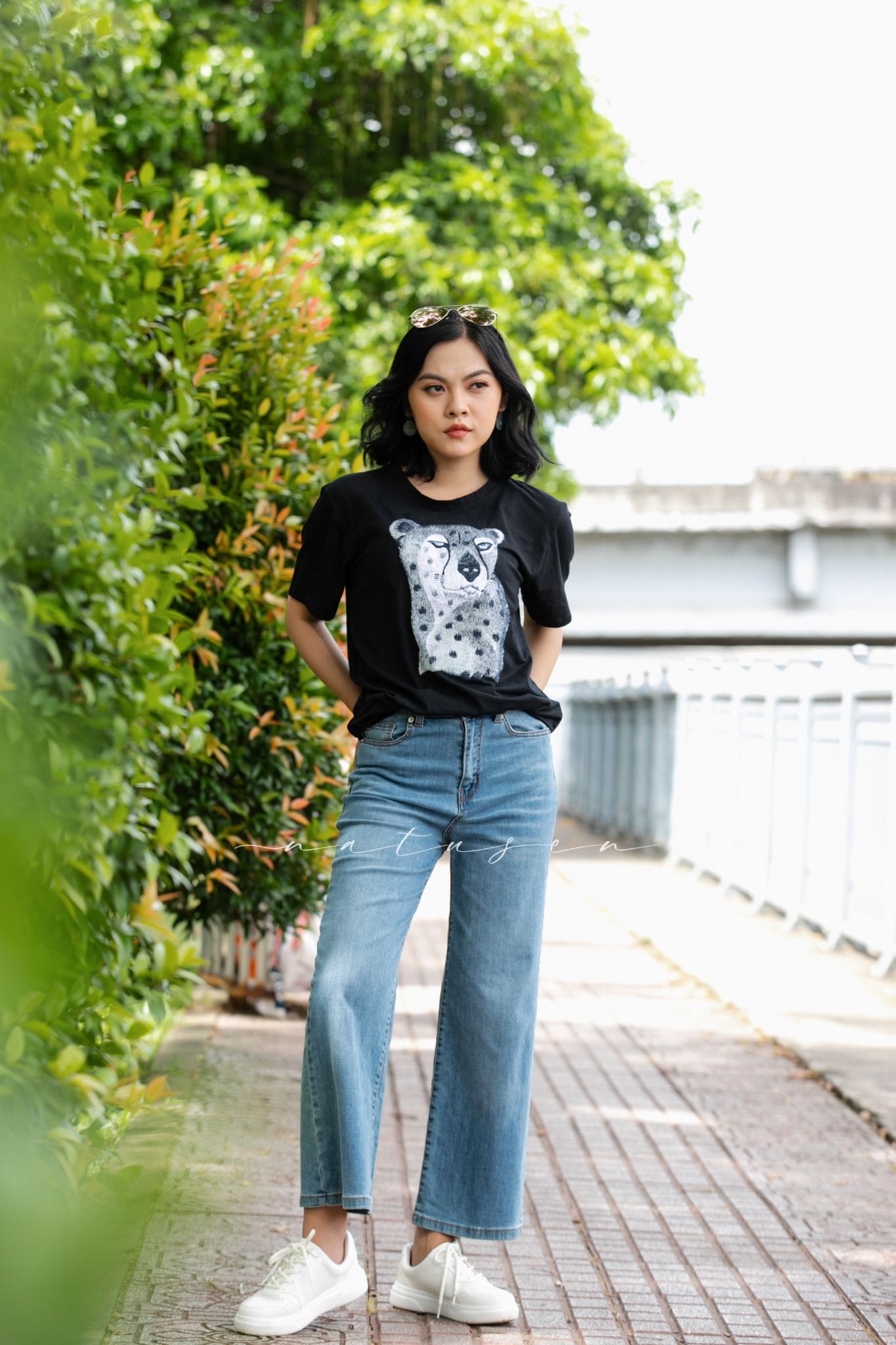 Áo thun Đen thêu tay Cheetah Xám