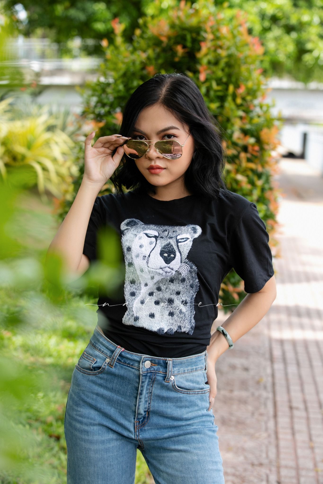 Áo thun Đen thêu tay Cheetah Xám