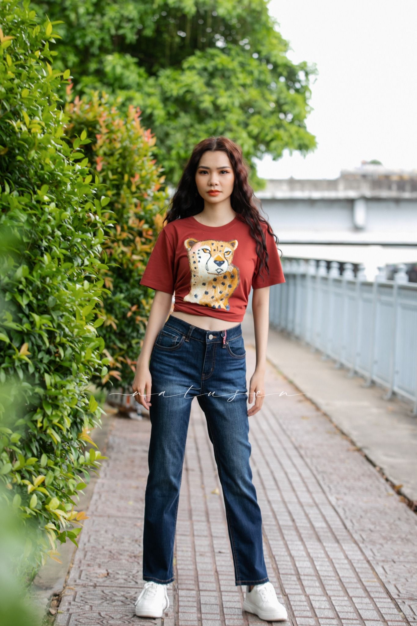 Áo thun Cam Gạch thêu tay Cheetah vàng