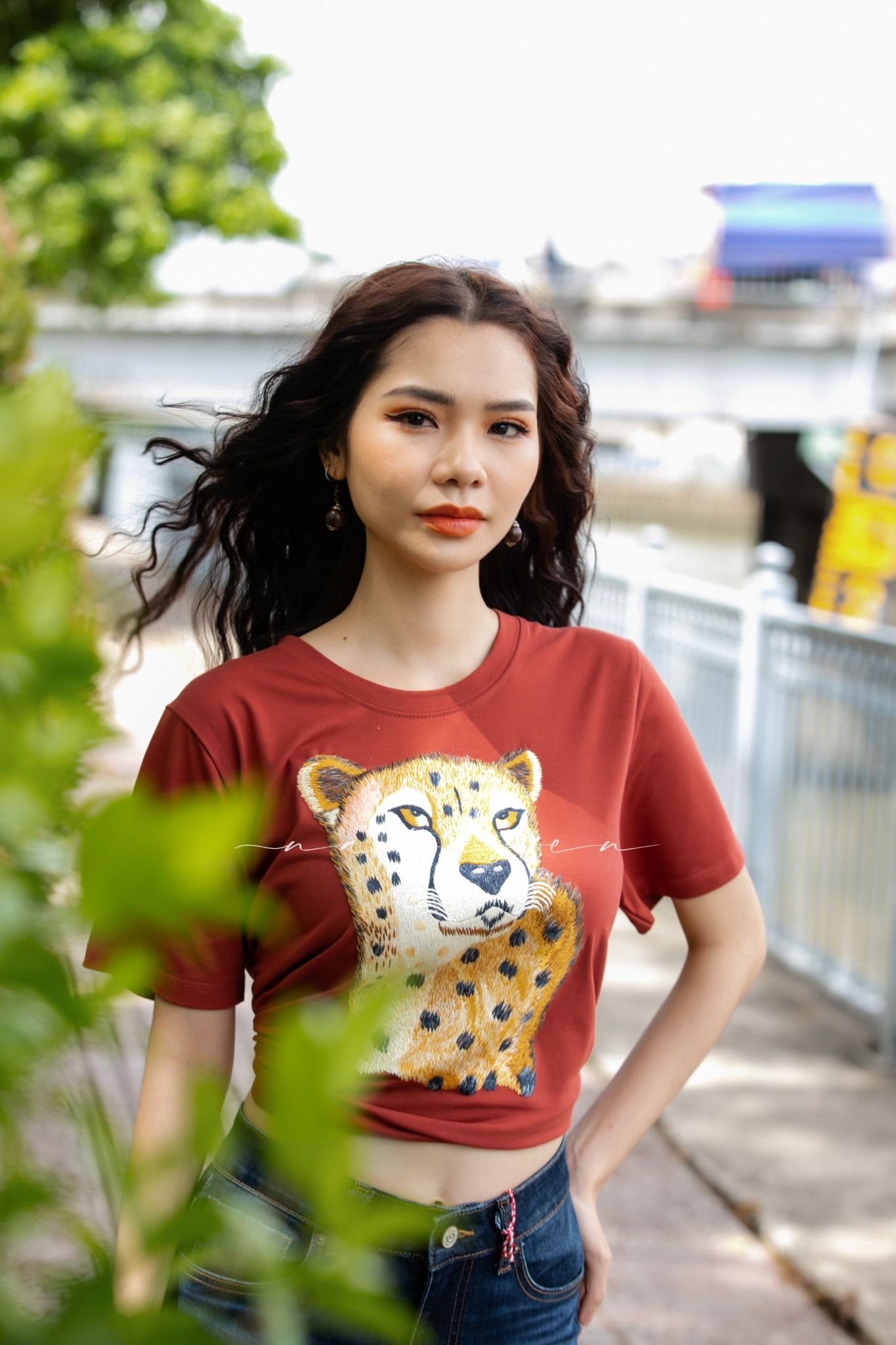 Áo thun Cam Gạch thêu tay Cheetah vàng