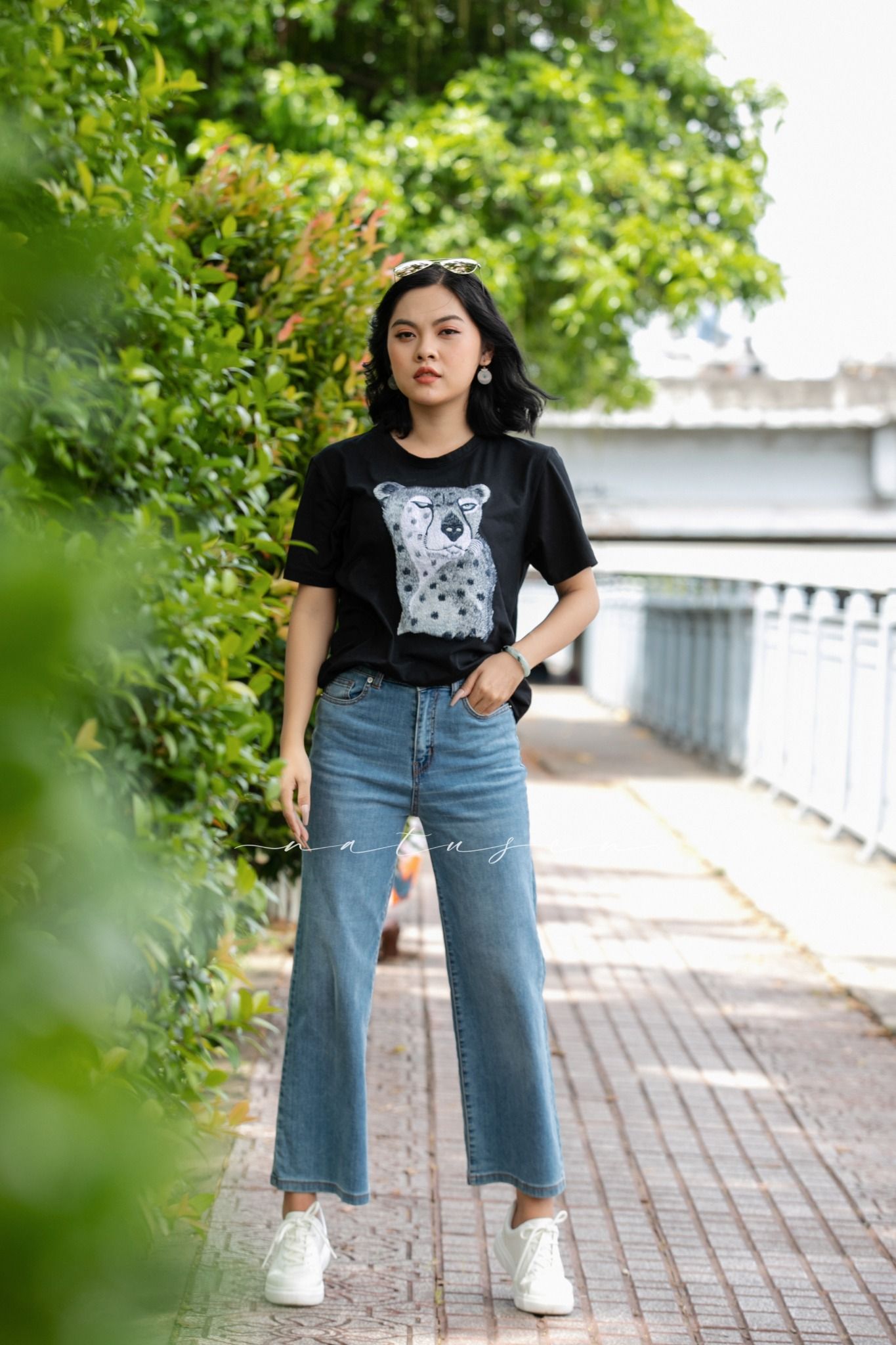 Áo thun Đen thêu tay Cheetah Xám