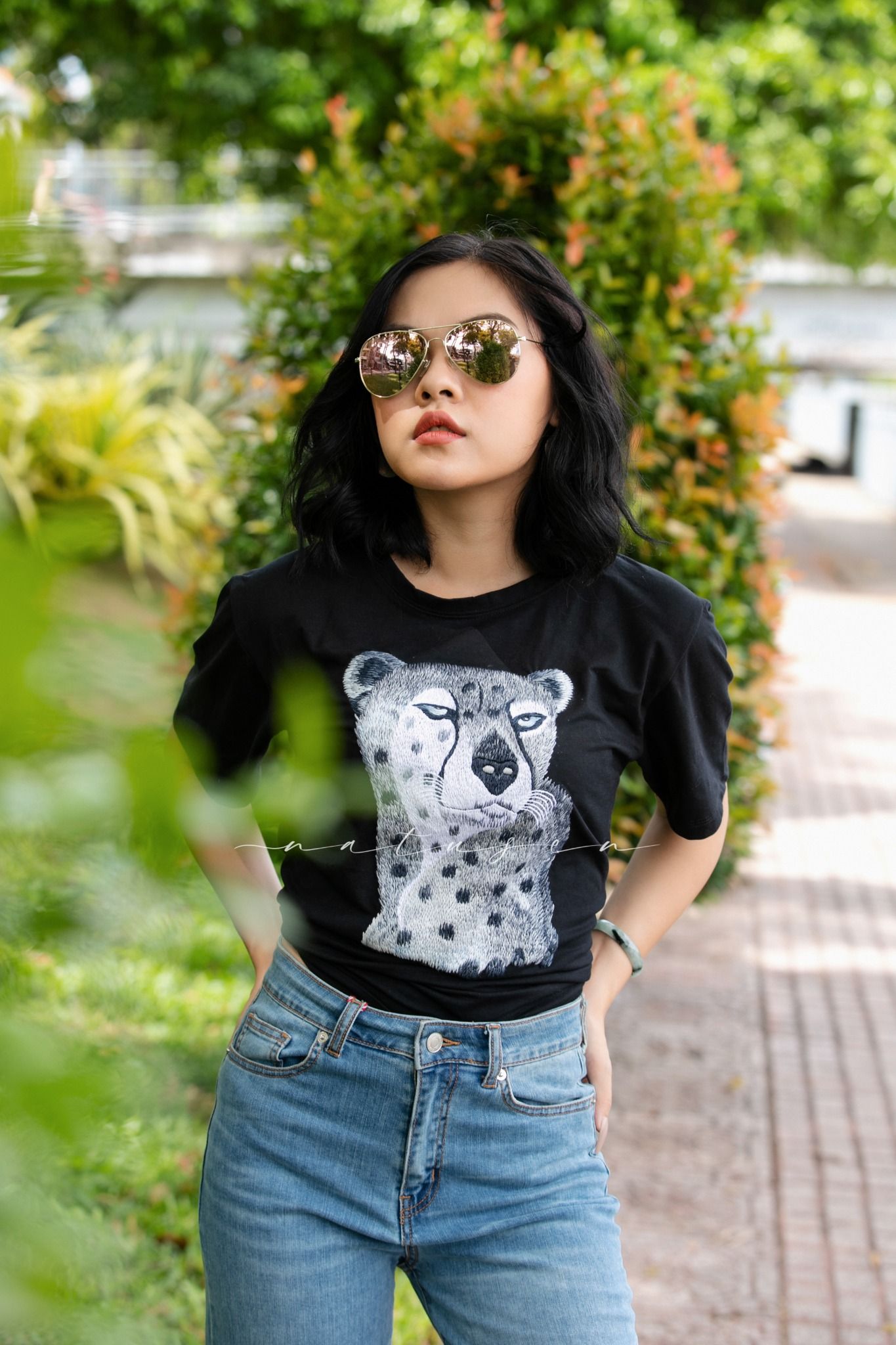 Áo thun Đen thêu tay Cheetah Xám