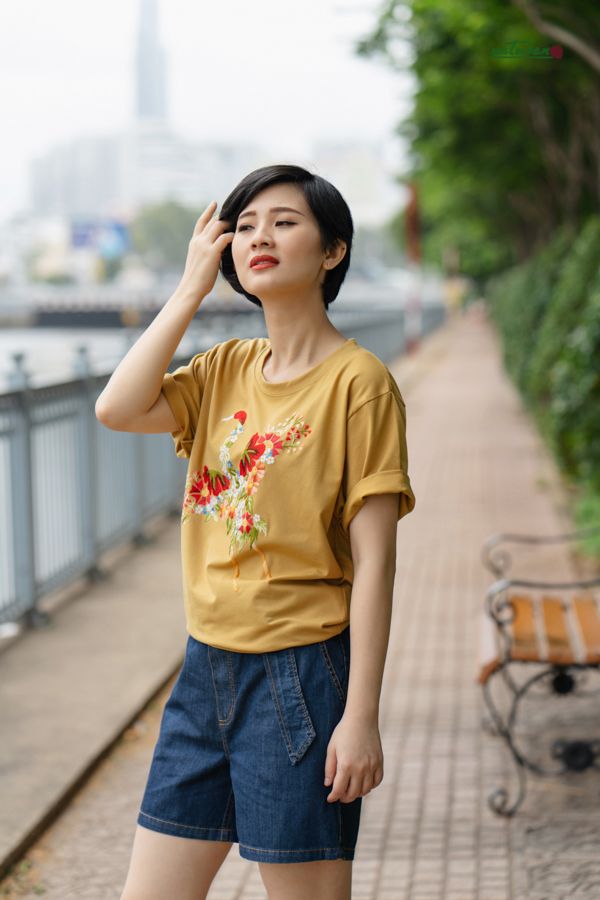 Áo T-shirt Vàng Mustard thêu tay Hạc Hoa Thị