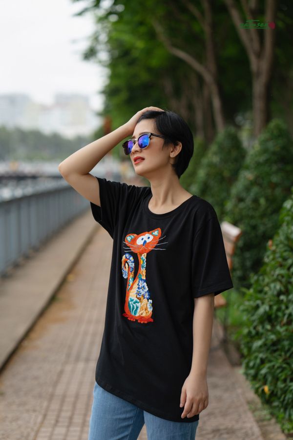 Áo T-shirt Black thêu thủ công Mèo Bách Hoa