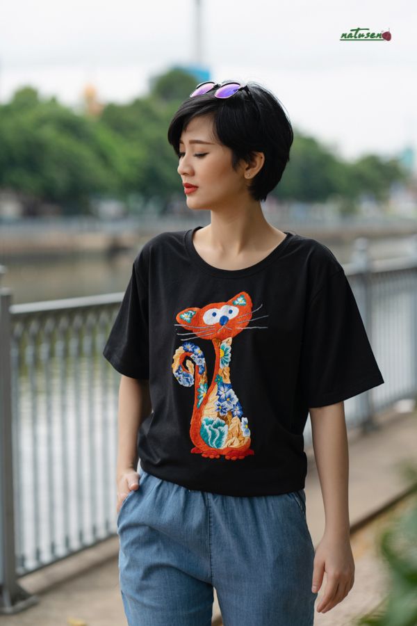 Áo T-shirt Black thêu thủ công Mèo Bách Hoa