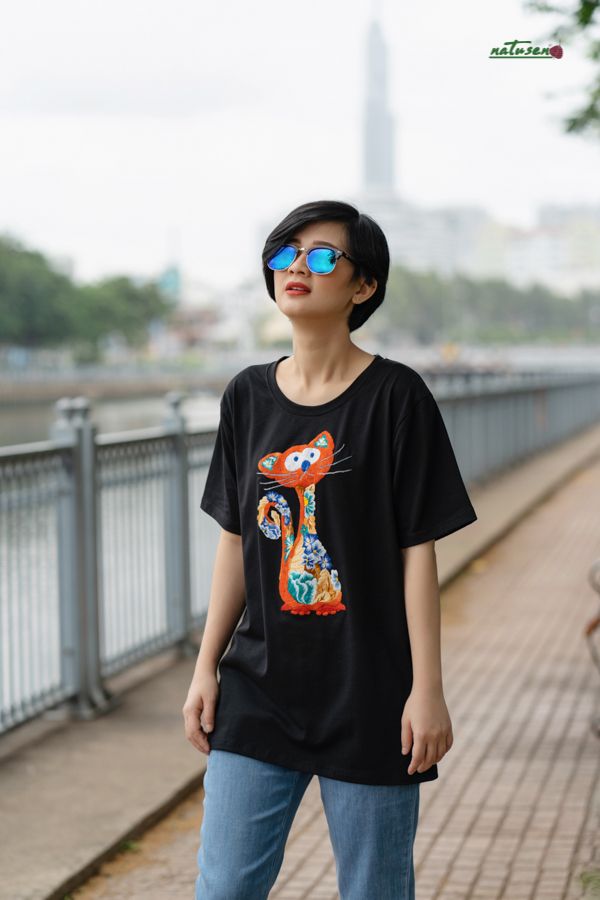 Áo T-shirt Black thêu thủ công Mèo Bách Hoa
