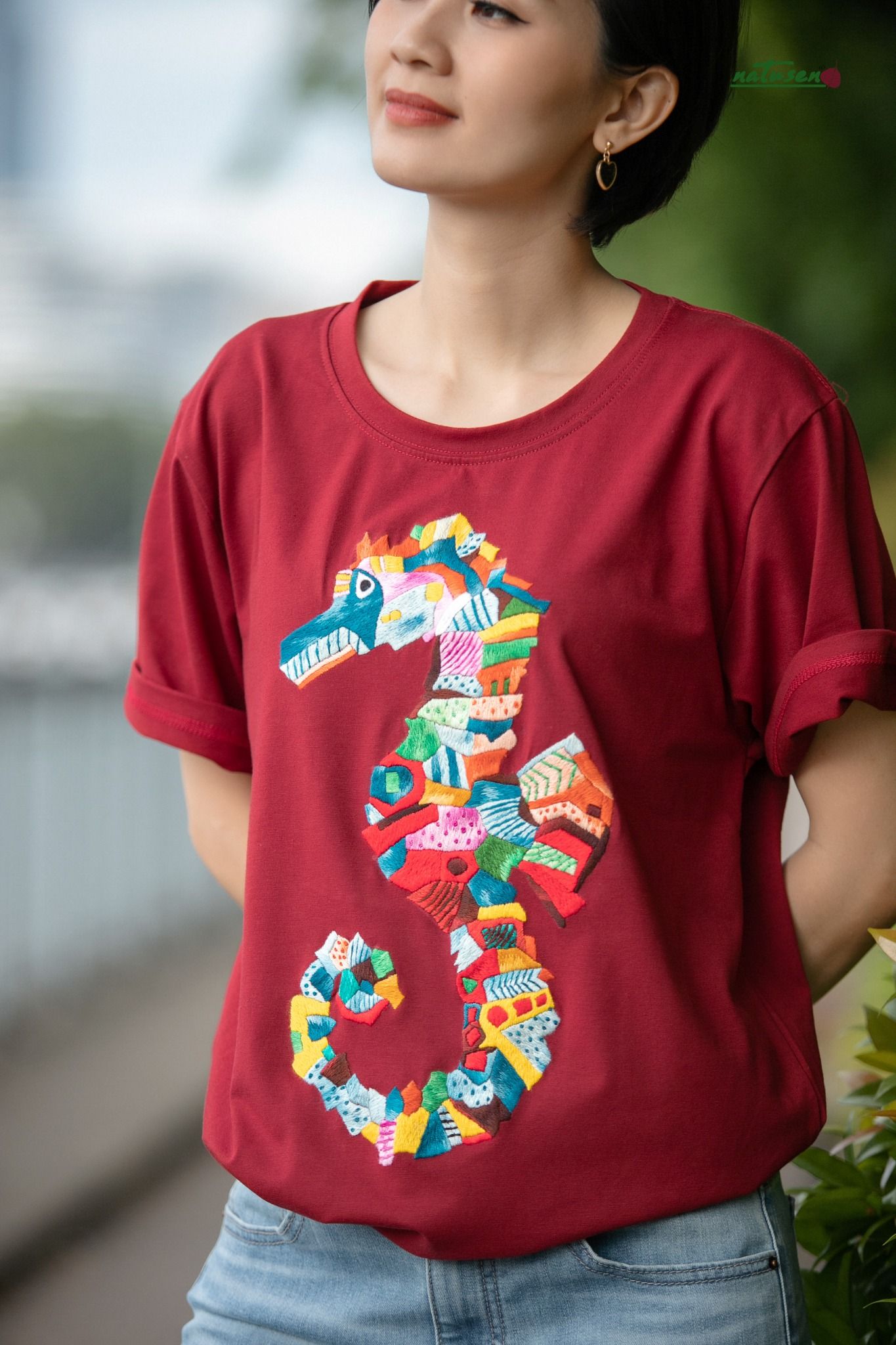 Áo thun Đỏ thêu tay Hải Mã King