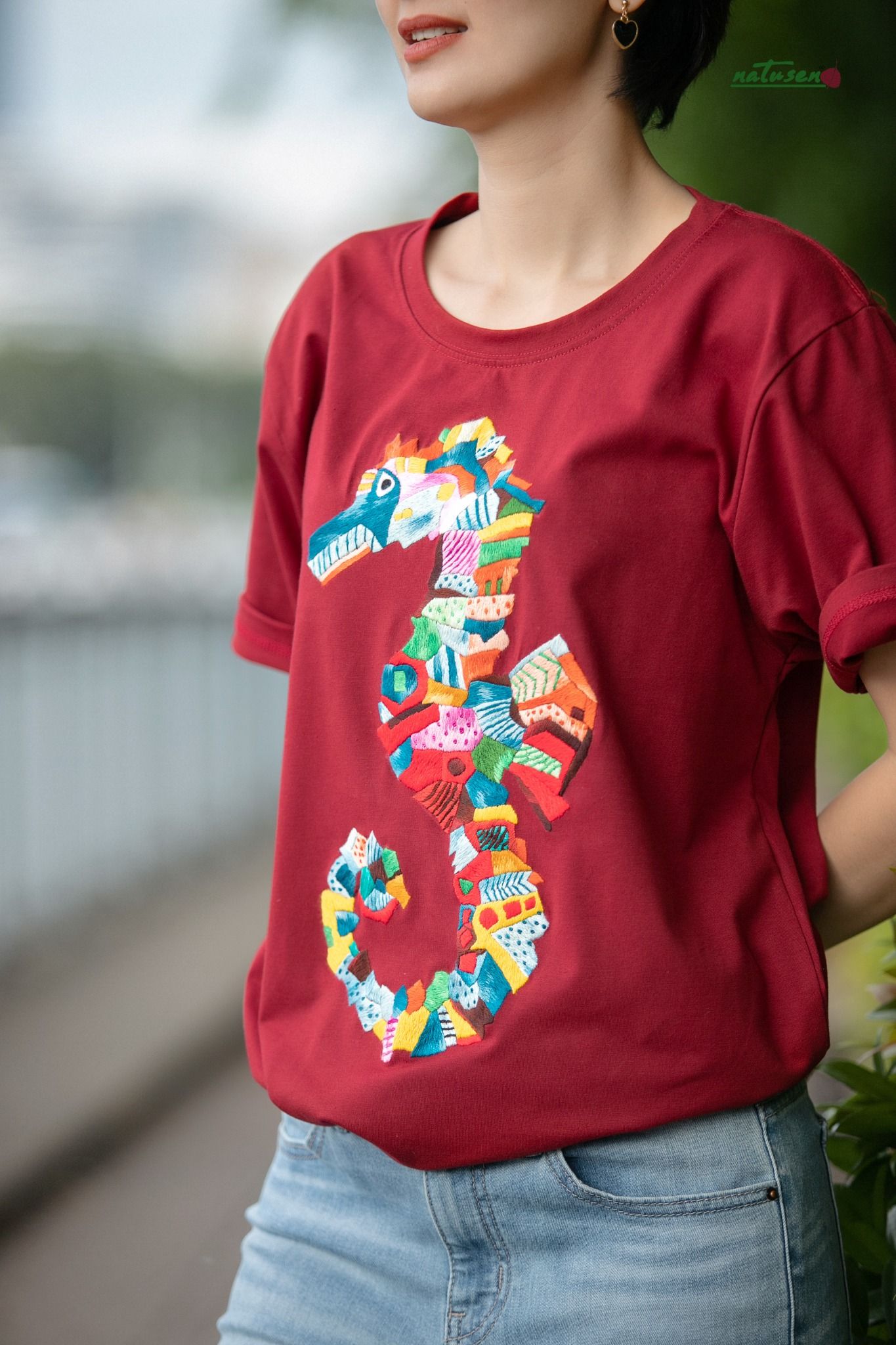 Áo thun Đỏ thêu tay Hải Mã King