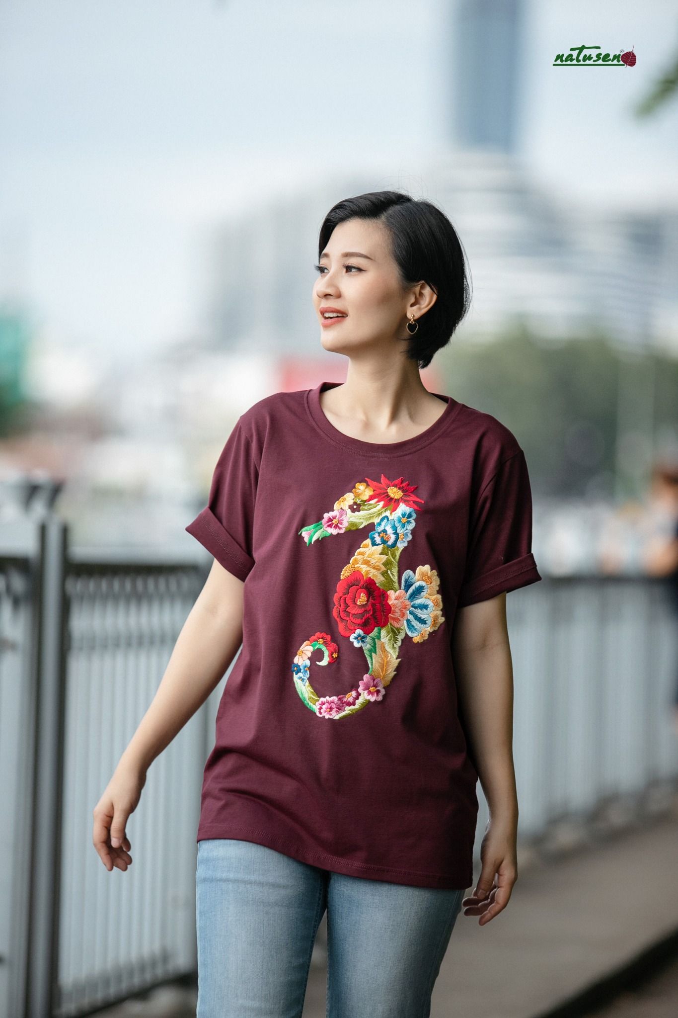 Áo thun Tím Rượu thêu tay Hải mã Queen