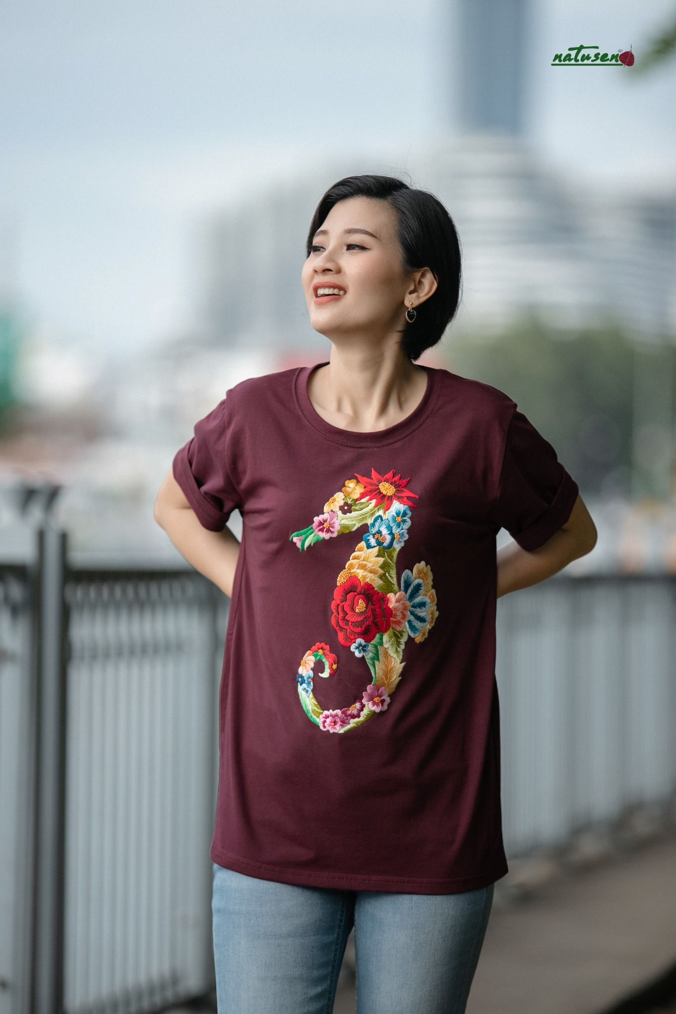 Áo thun Tím Rượu thêu tay Hải mã Queen