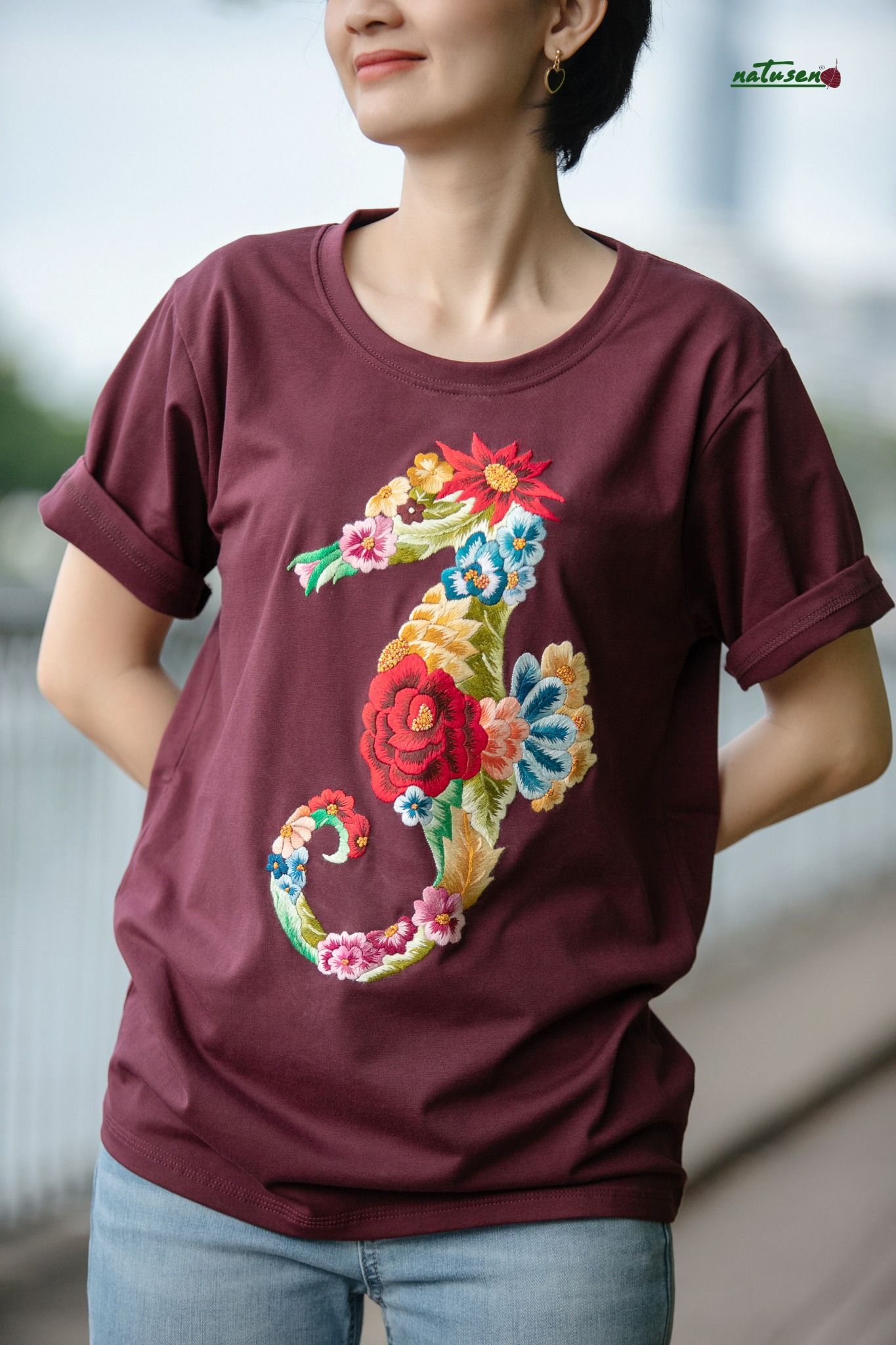 Áo thun Tím Rượu thêu tay Hải mã Queen