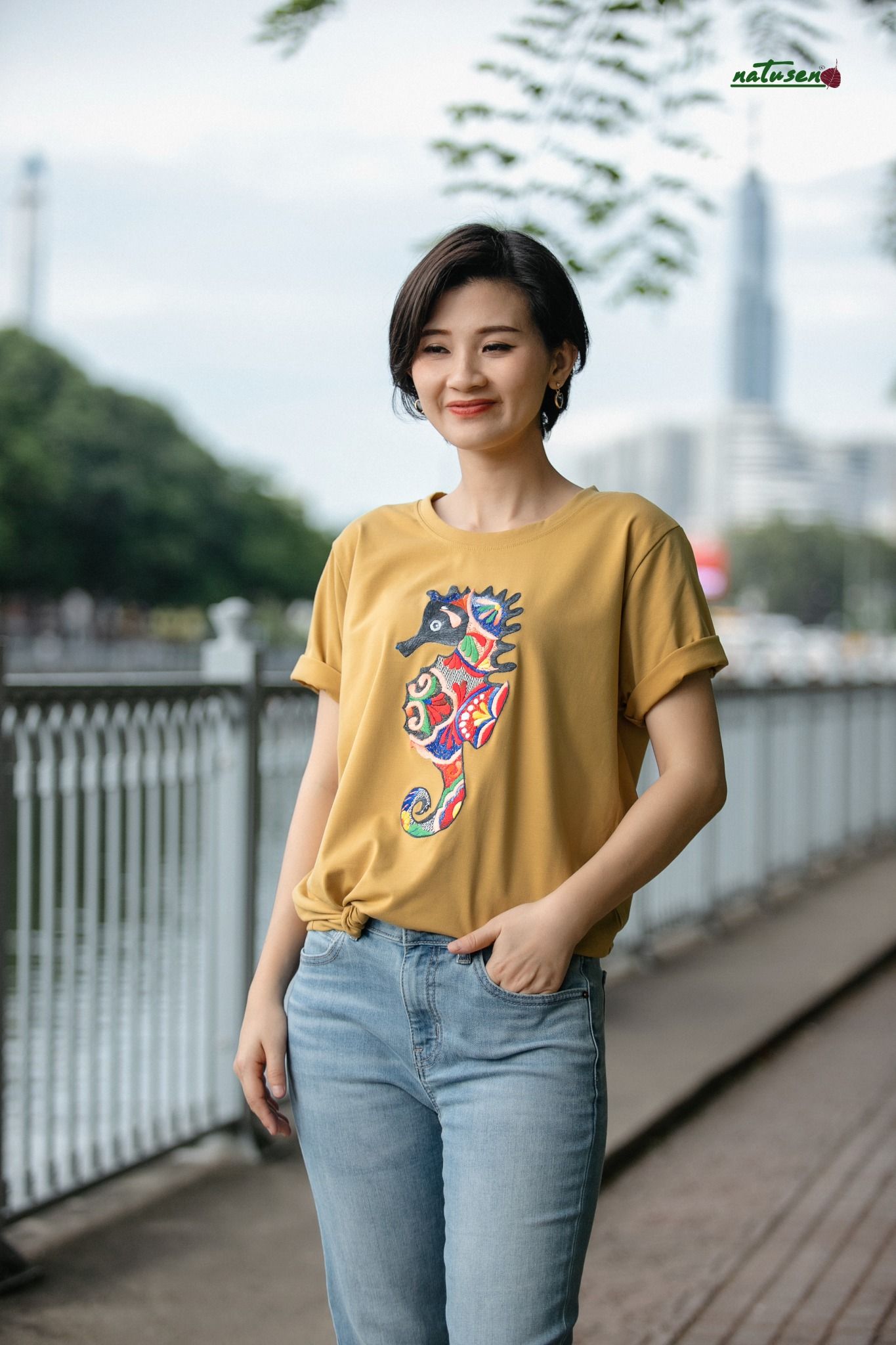 Áo thun Vàng Mustard thêu tay Hải Mã Cúc