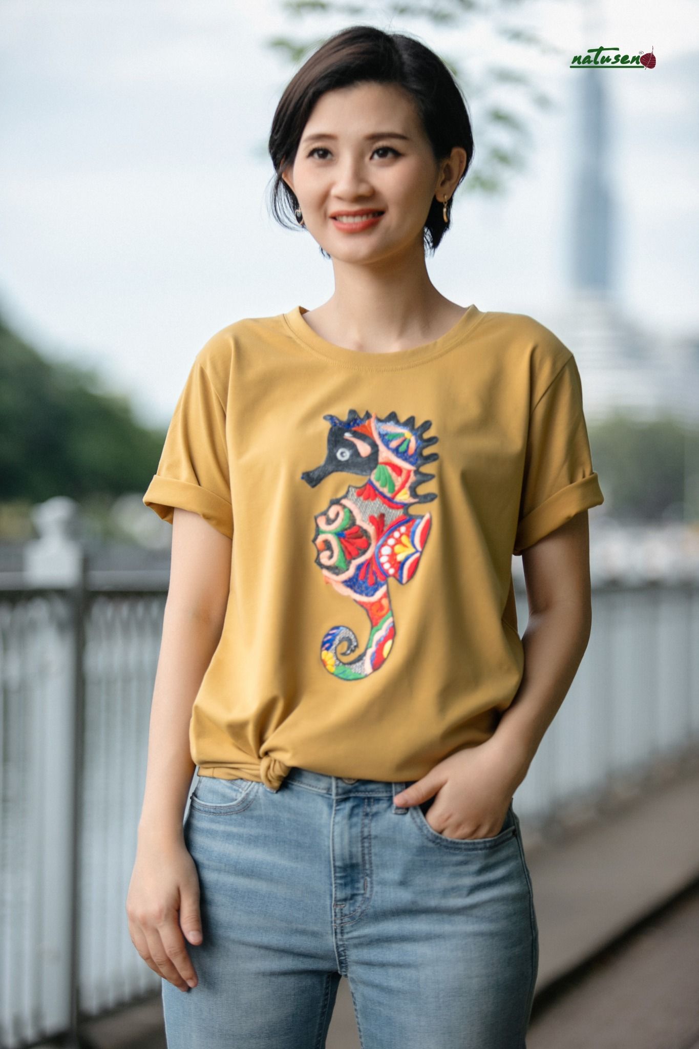 Áo thun Vàng Mustard thêu tay Hải Mã Cúc