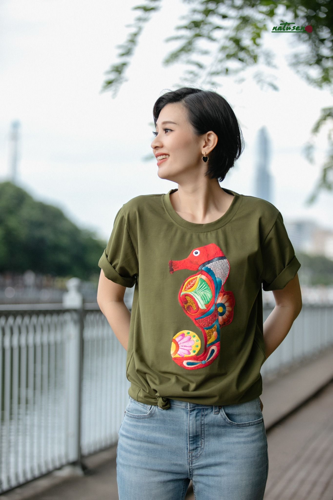 Áo thun Rêu thêu tay Hải mã lập thể