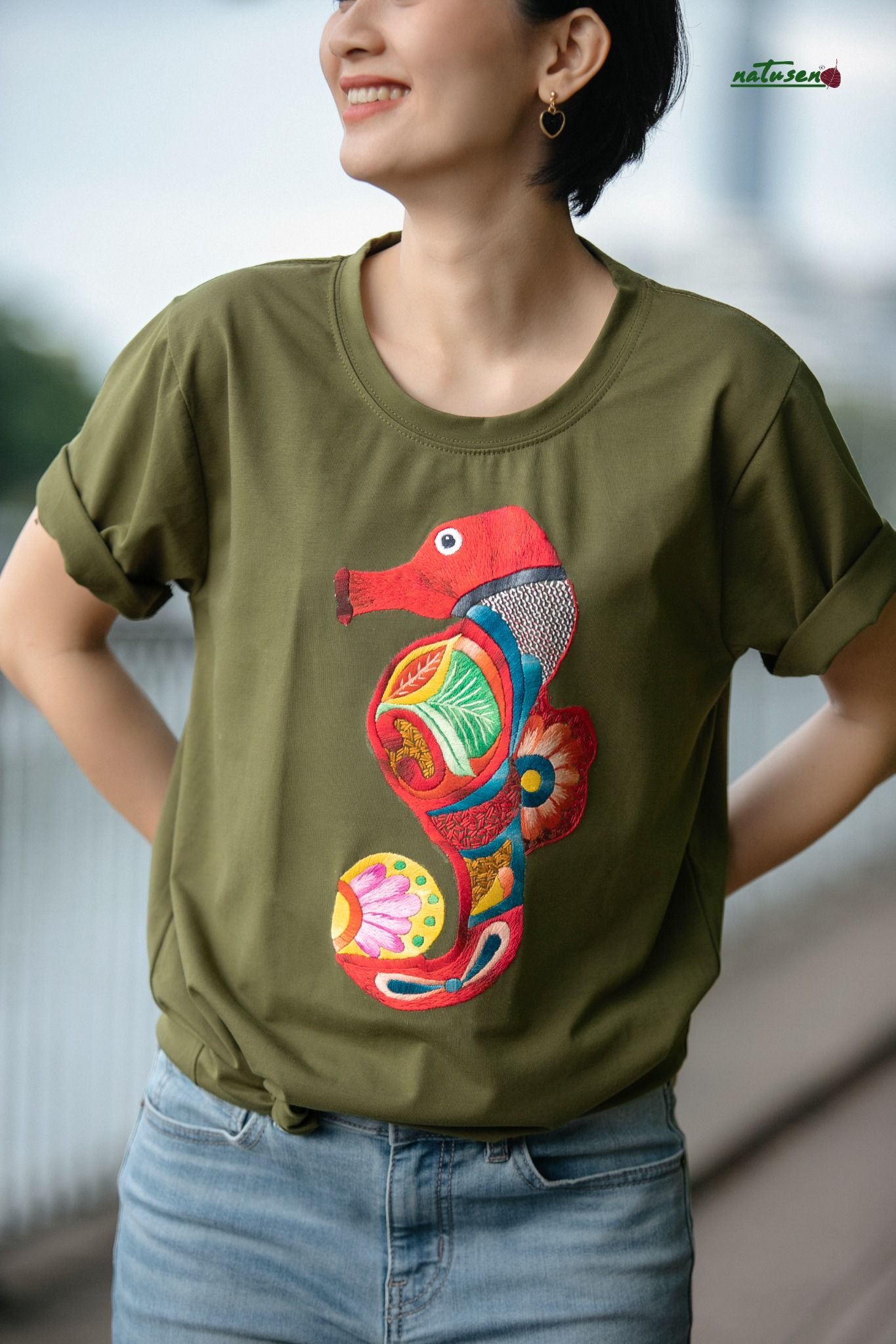Áo thun Rêu thêu tay Hải mã lập thể