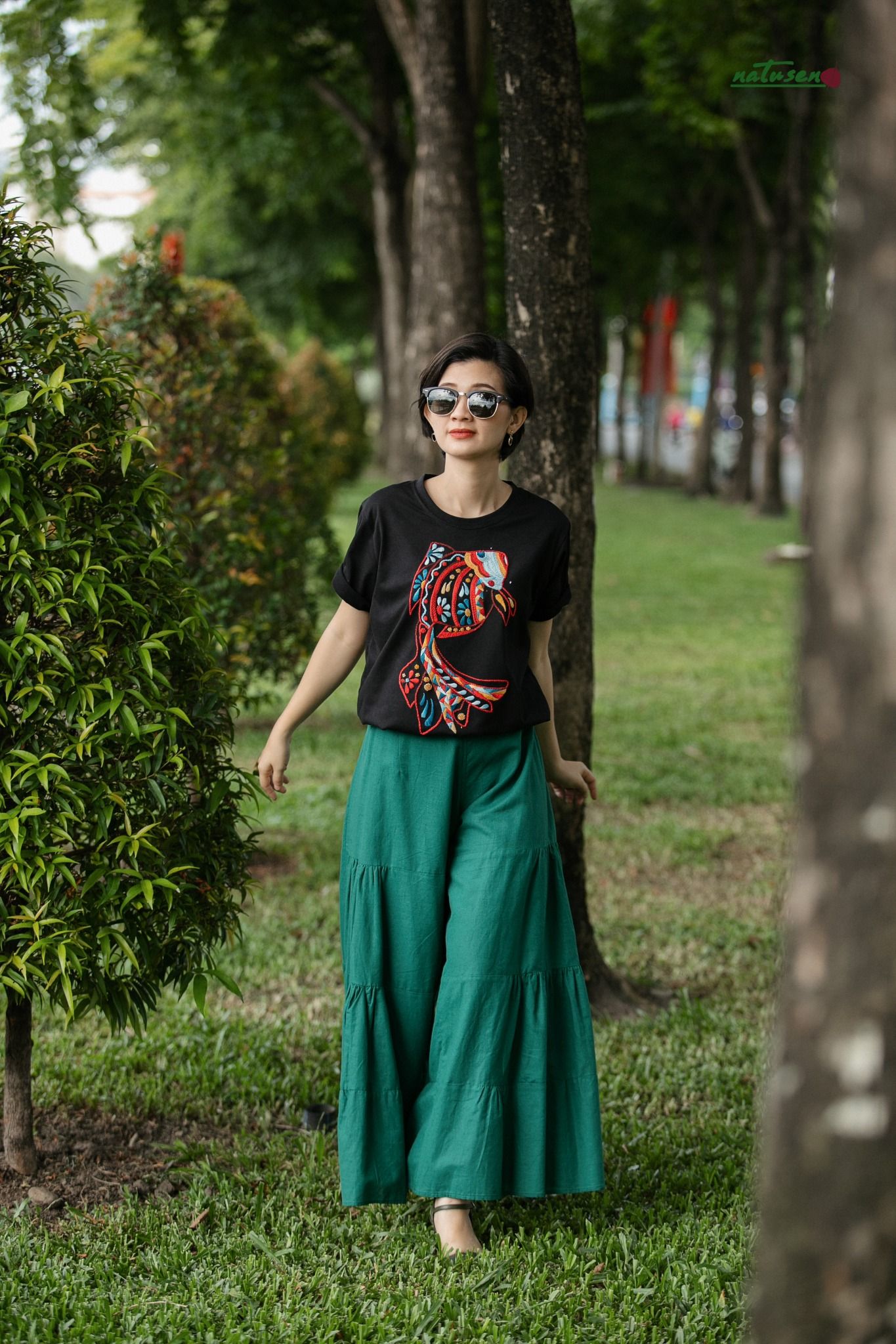  Áo Tshirt đen thêu tay Cá Bay cổ tròn 