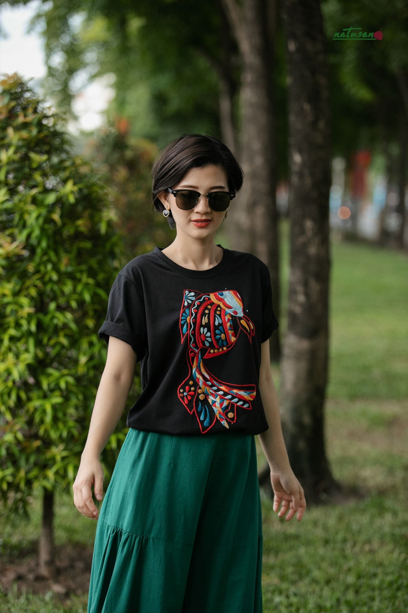 Áo Tshirt đen thêu tay Cá Bay cổ tròn