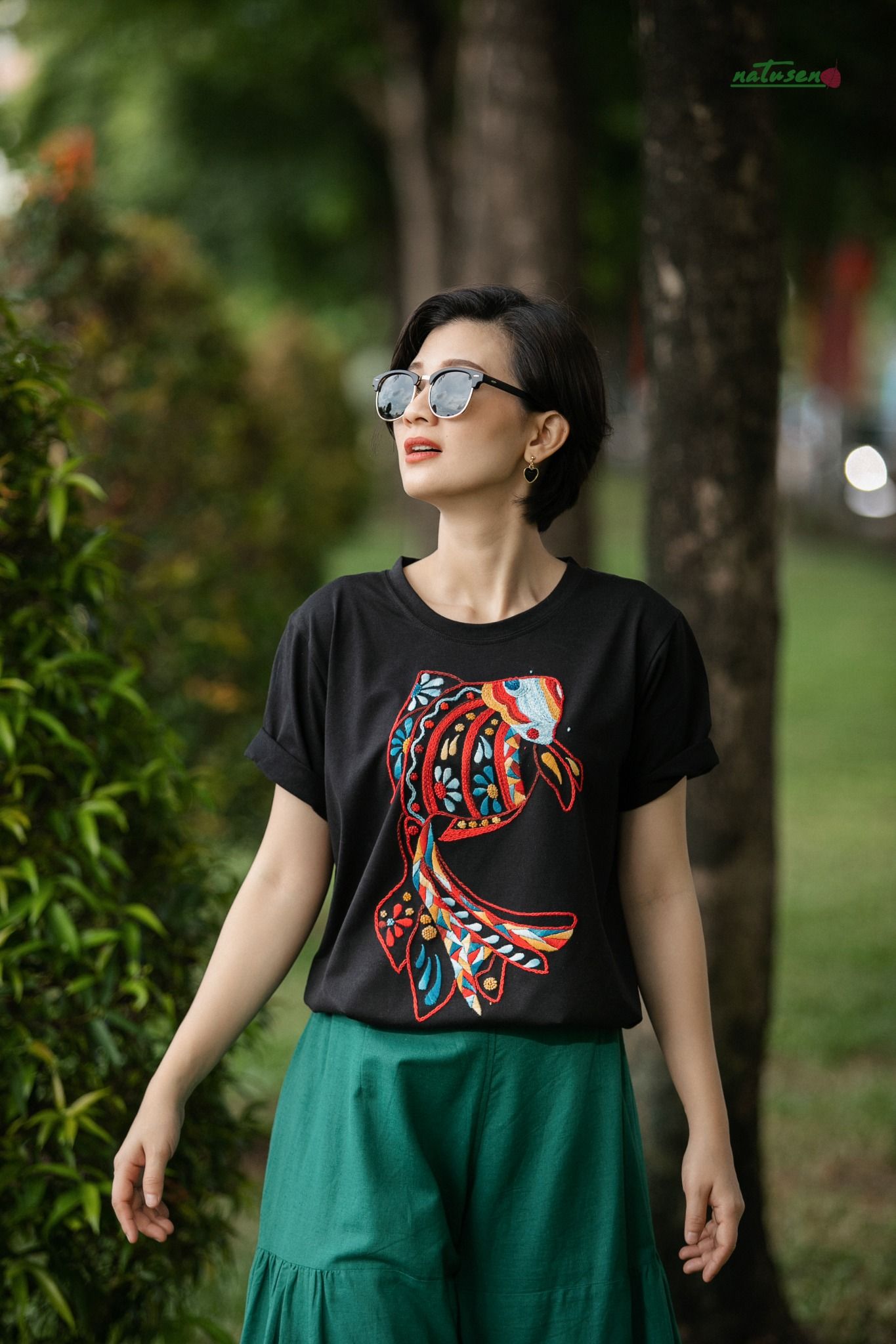 Áo Tshirt đen thêu tay Cá Bay cổ tròn