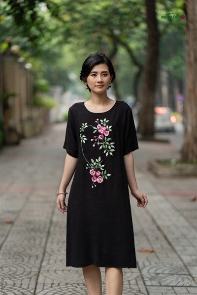  Đầm đen linen thêu tay Tầm xuân 